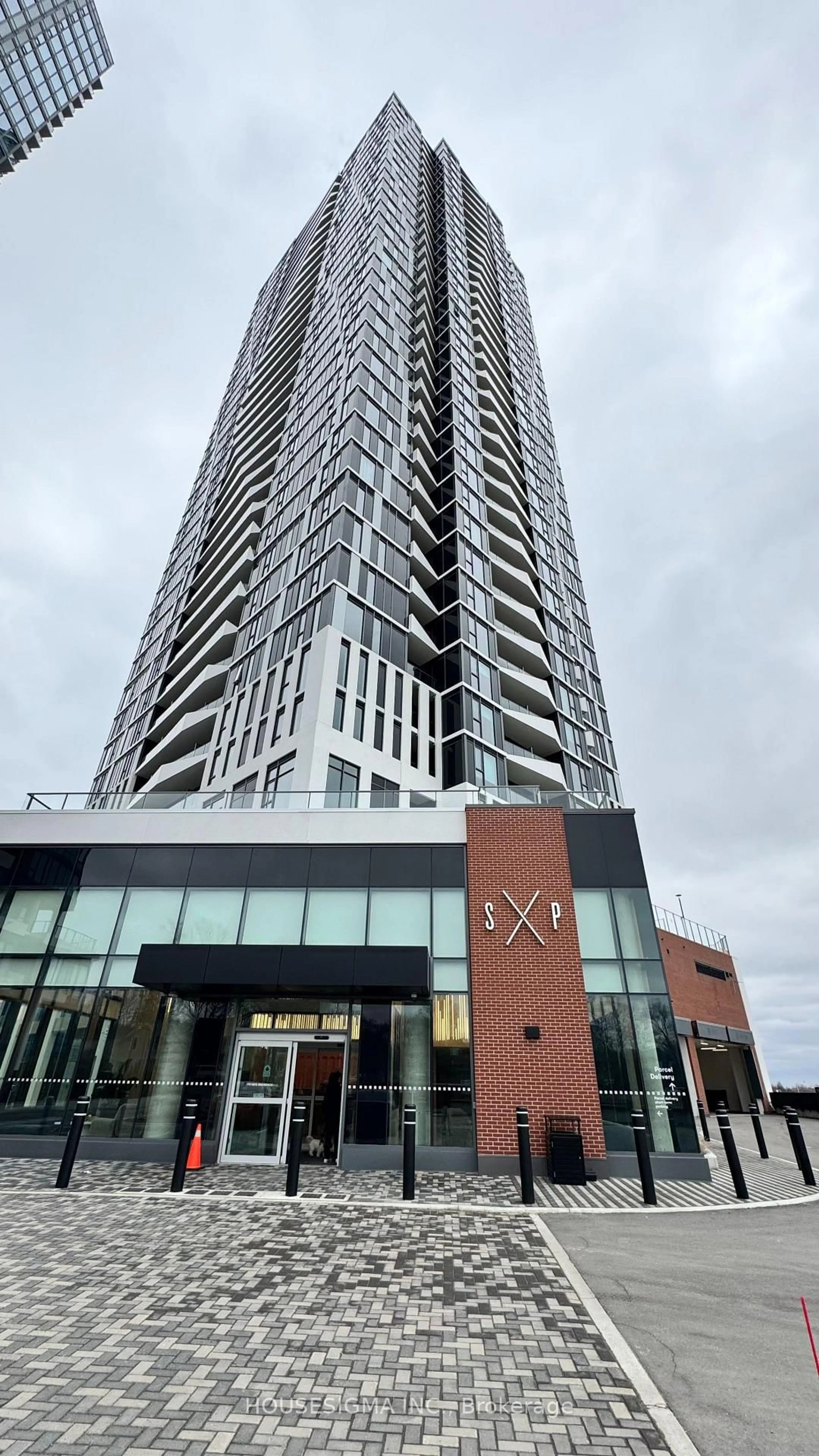 A pic from outside/outdoor area/front of a property/back of a property/a pic from drone, building for 25 Wellington St #806, Kitchener Ontario N2G 0G5