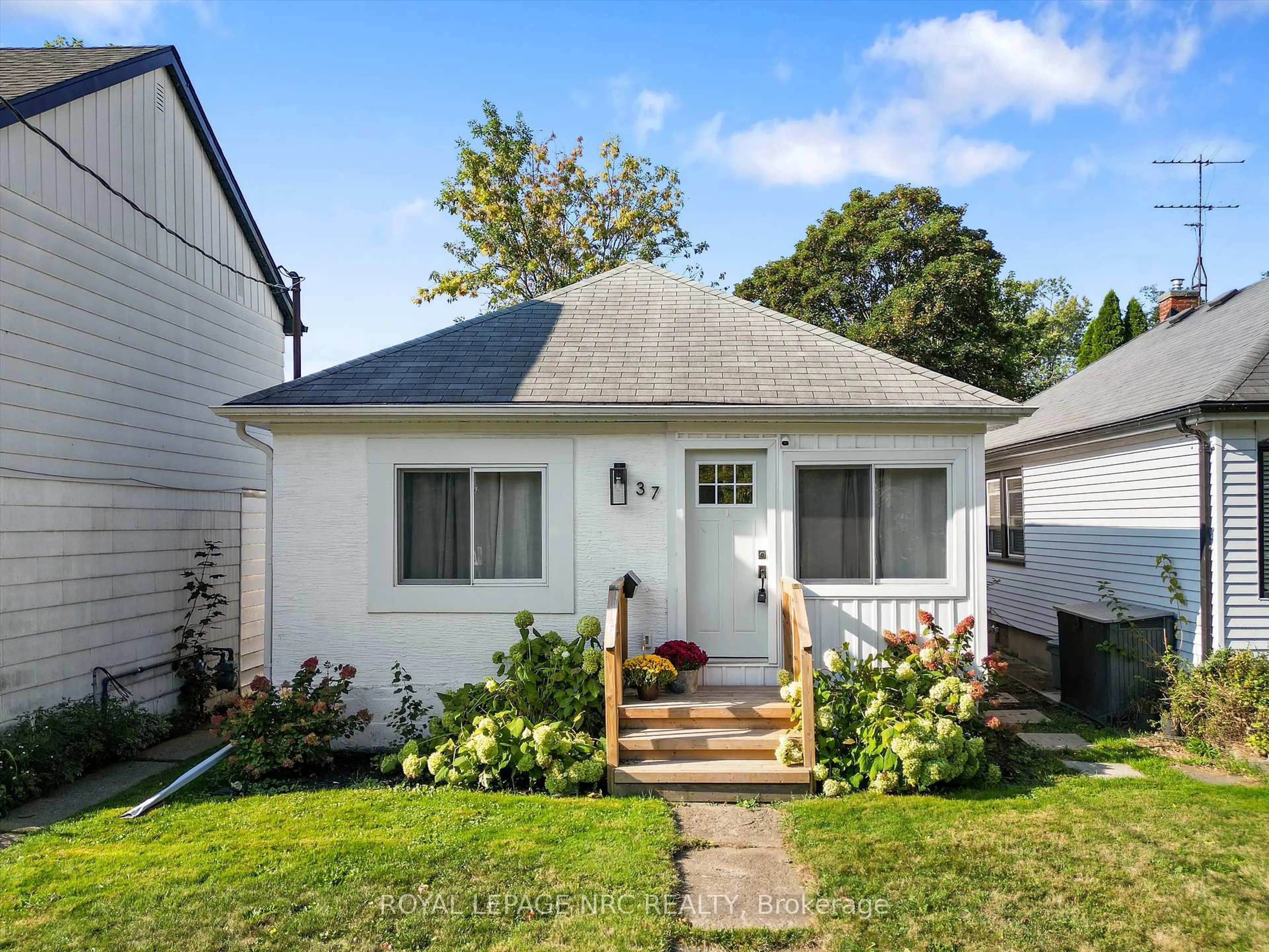 Home with vinyl exterior material, street for 37 Lock St, St. Catharines Ontario L2N 5B8