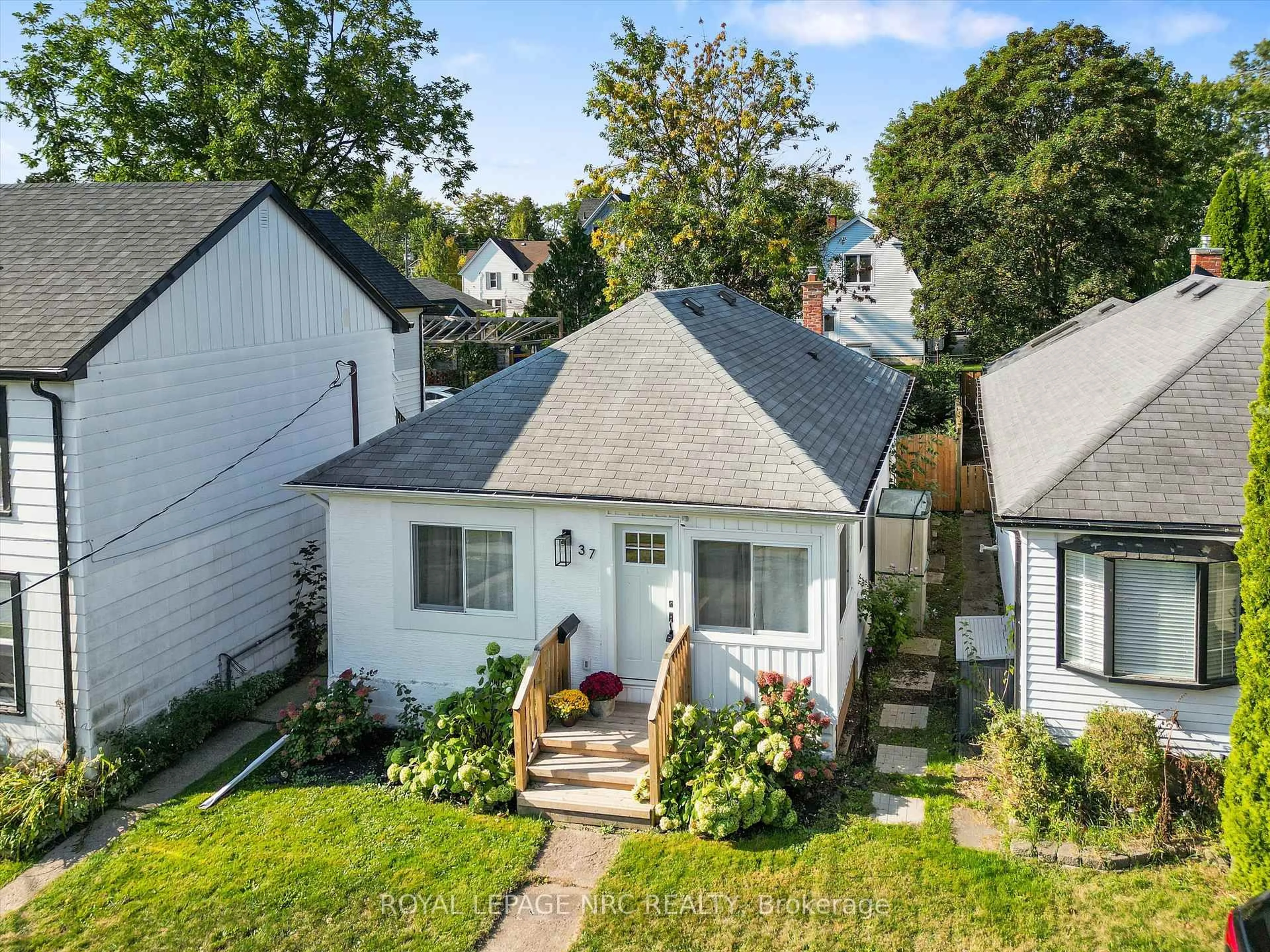 A pic from outside/outdoor area/front of a property/back of a property/a pic from drone, street for 37 Lock St, St. Catharines Ontario L2N 5B8