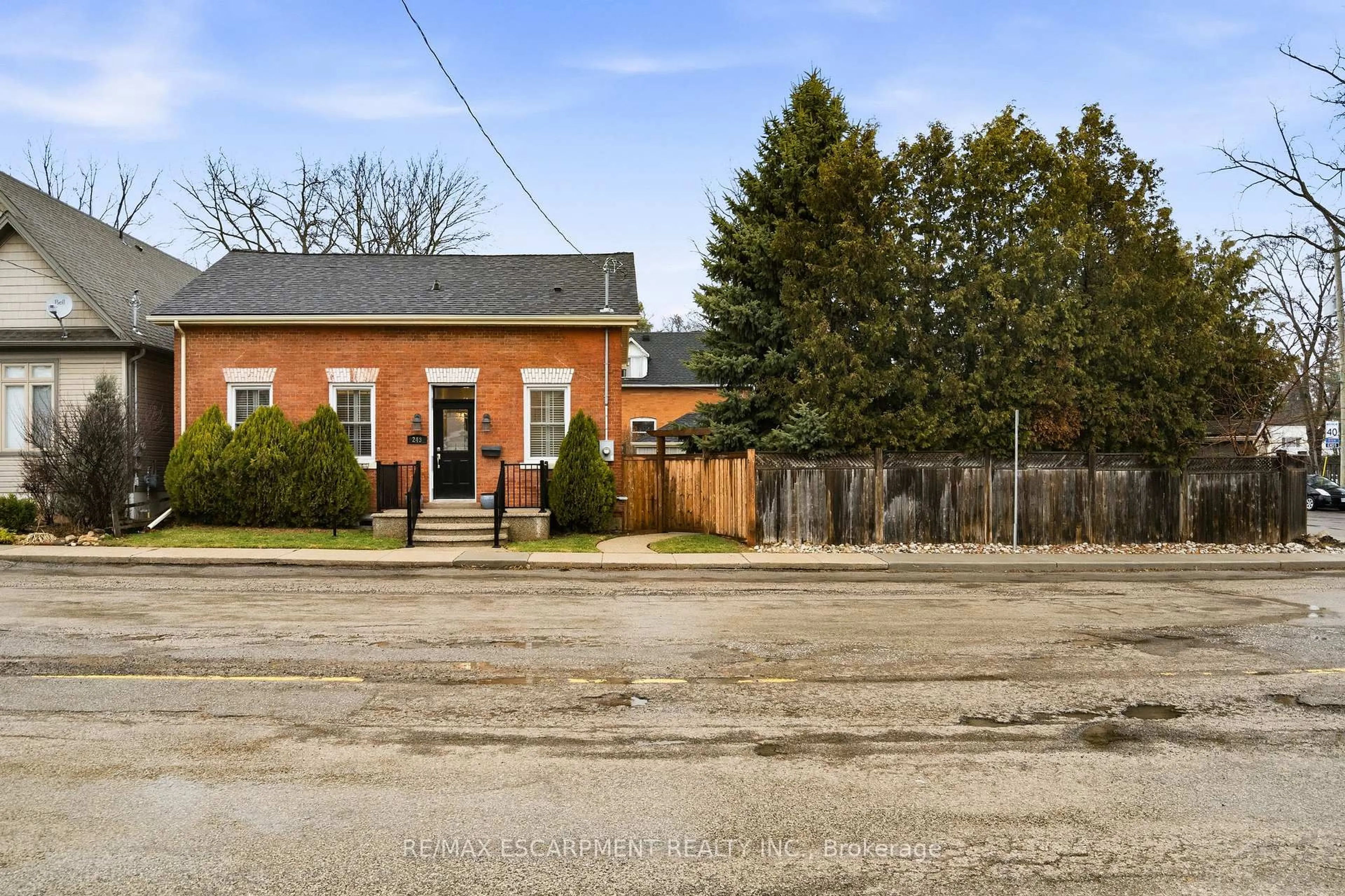 Unknown for 243 HATT St, Hamilton Ontario L9H 2H1