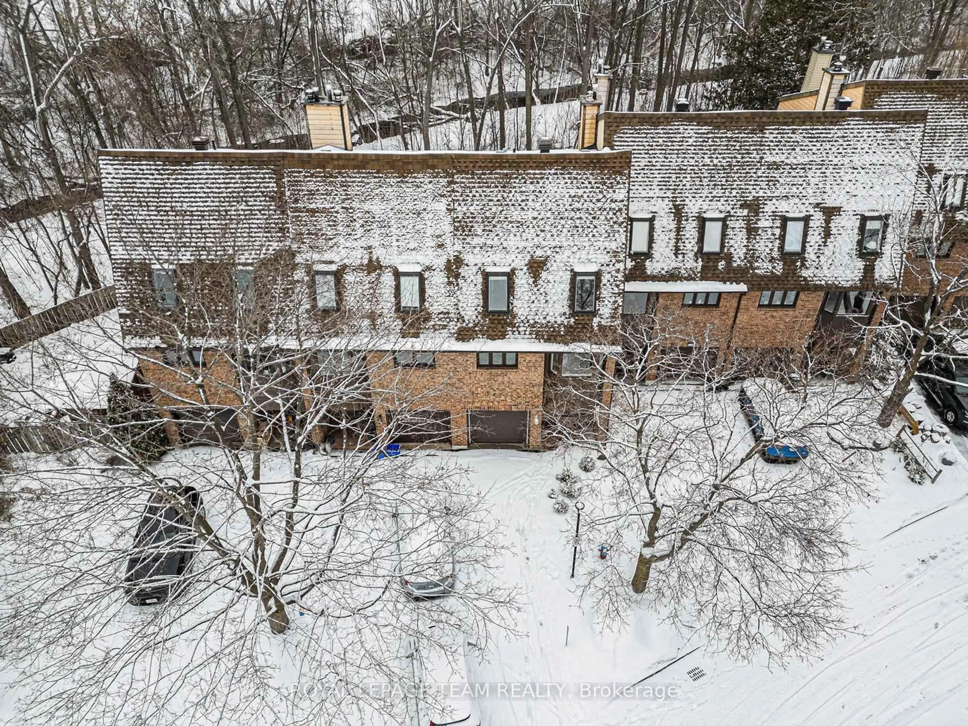 A pic from outside/outdoor area/front of a property/back of a property/a pic from drone, city buildings view from balcony for 1453 Waltham St, Ottawa Ontario K1T 2T4