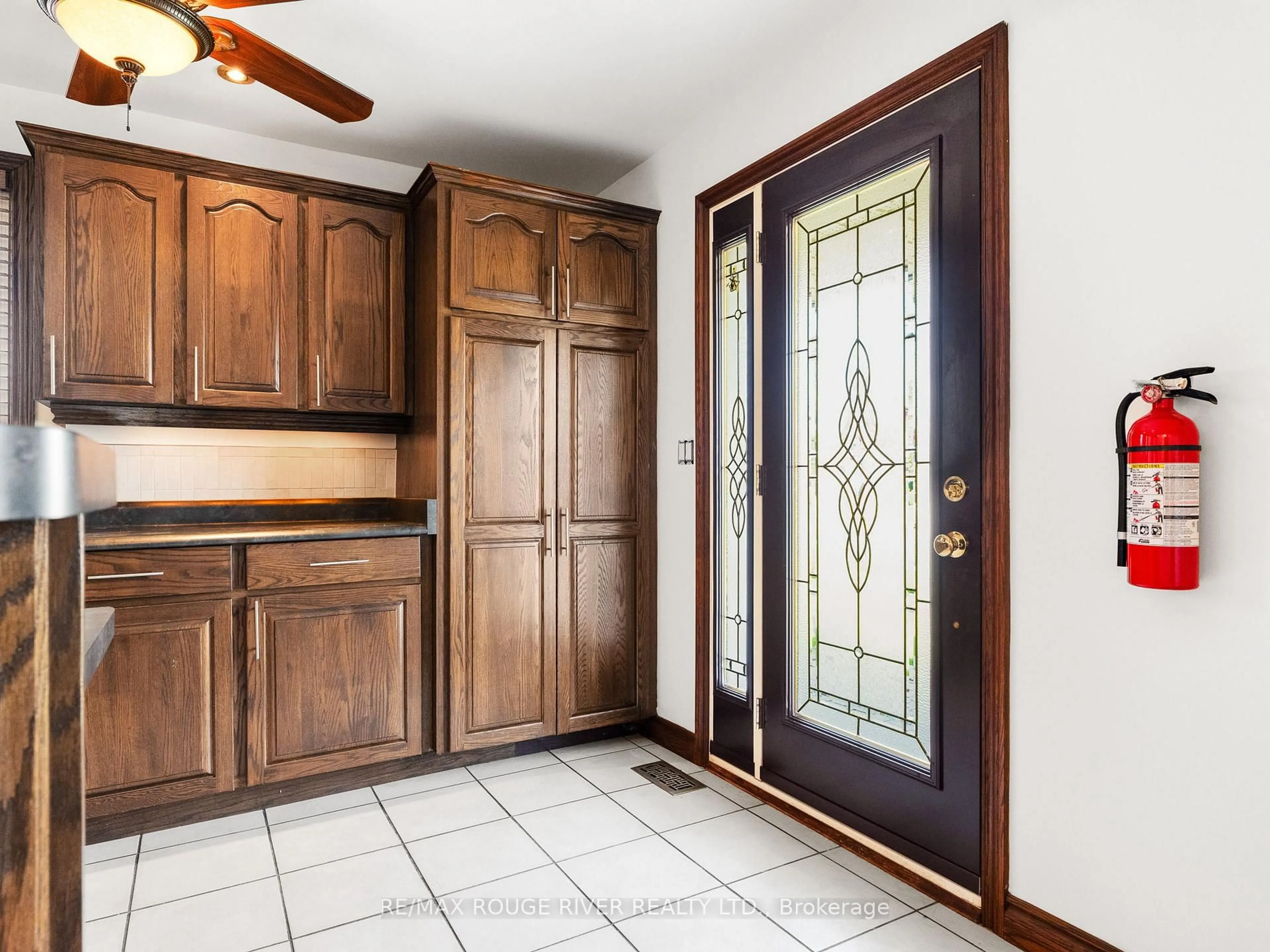 Indoor entryway for 815 WESTWOOD Dr, Cobourg Ontario K9A 4W1