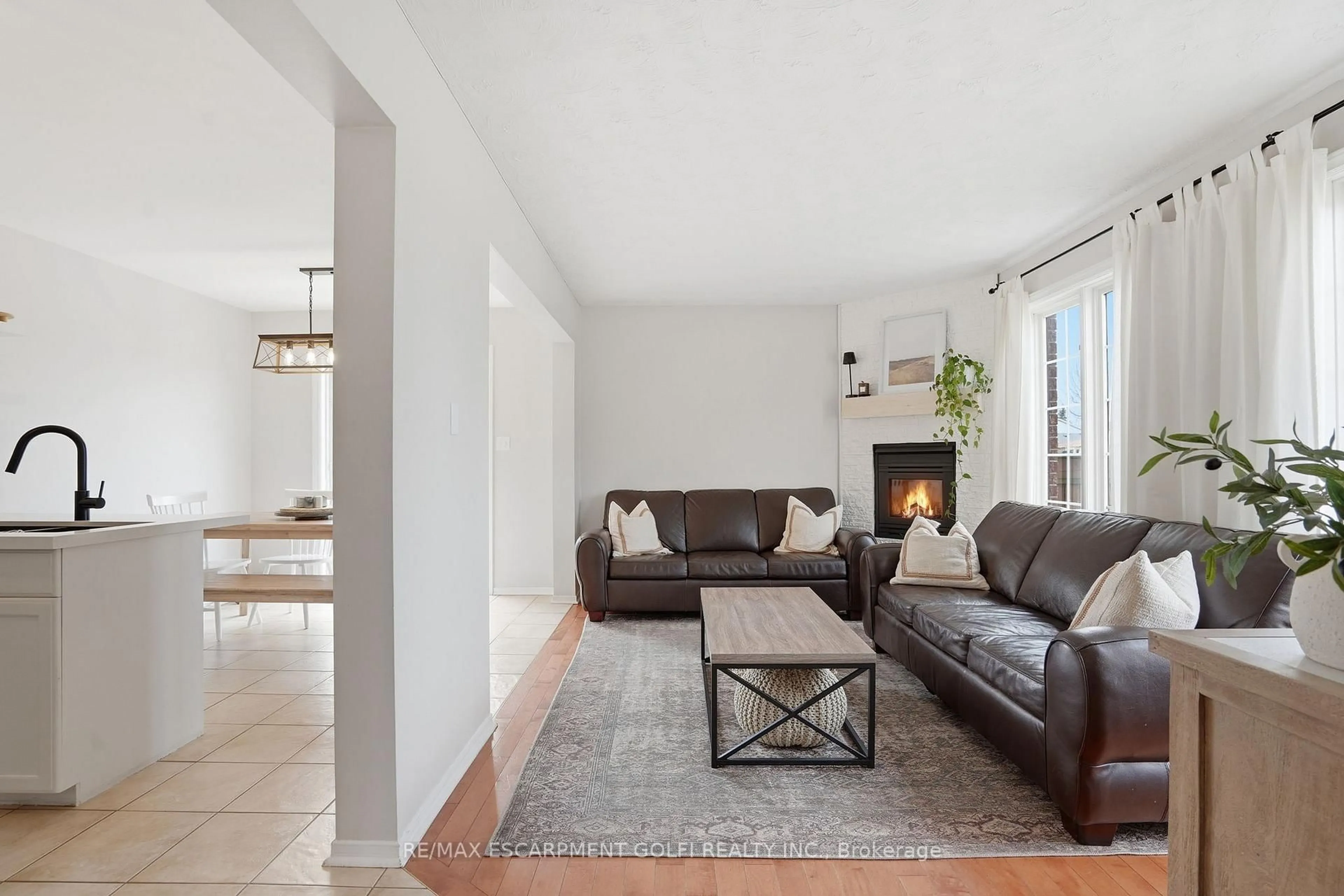 Living room with furniture, unknown for 3368 Cardinal Dr, Niagara Falls Ontario L2H 3A6