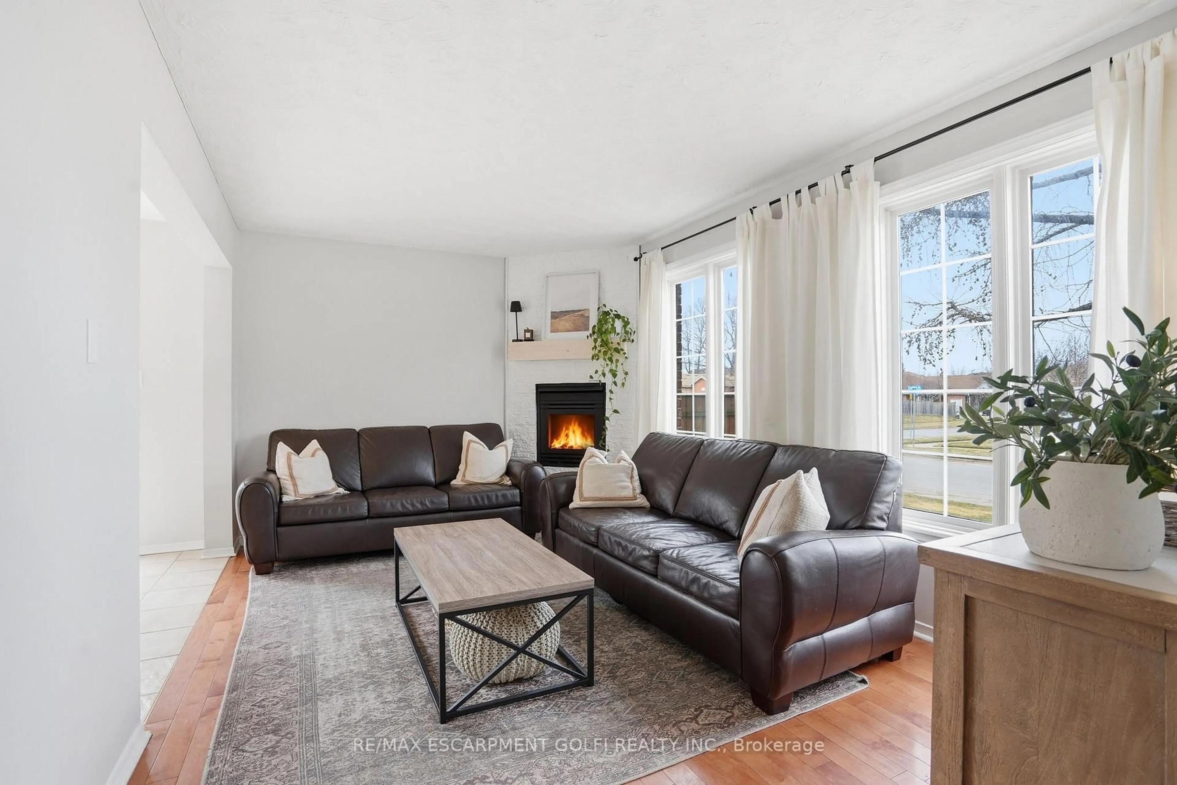 Living room with furniture, unknown for 3368 Cardinal Dr, Niagara Falls Ontario L2H 3A6