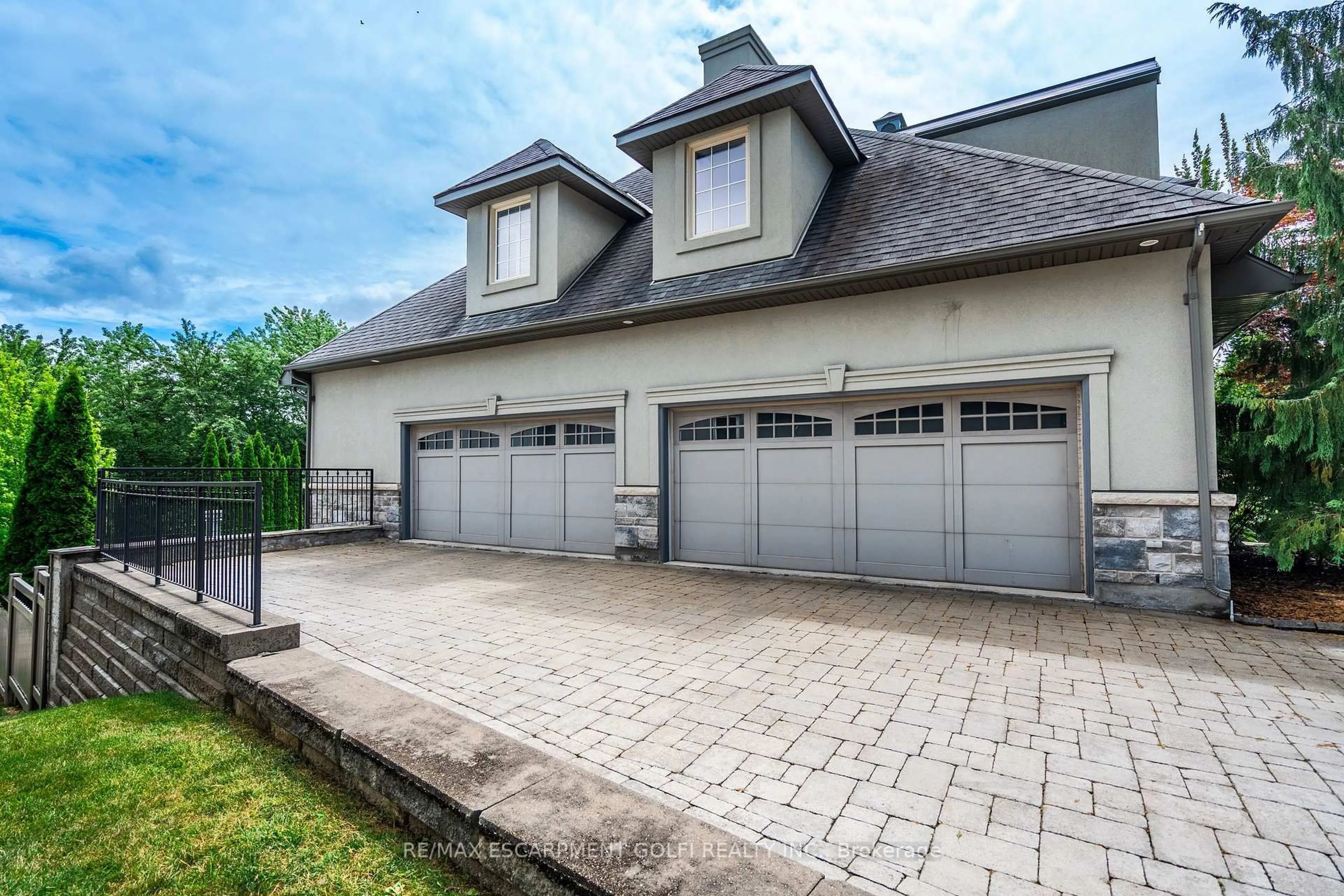 Indoor garage for 3542 MATTHEWS Dr, Niagara Falls Ontario L2H 2Z1