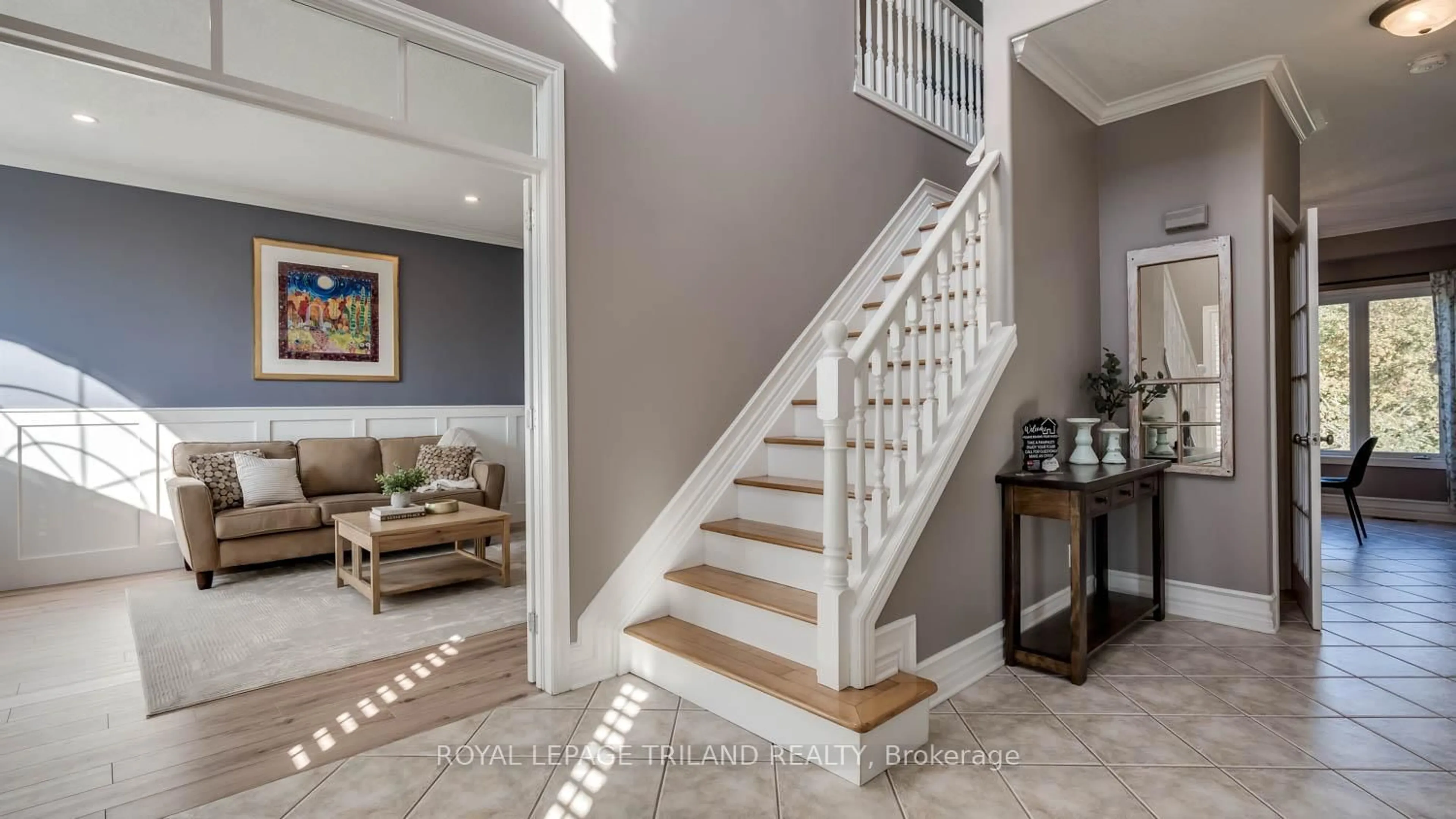 Indoor entryway for 100 Optimist Park Dr, London South Ontario N6K 4M1