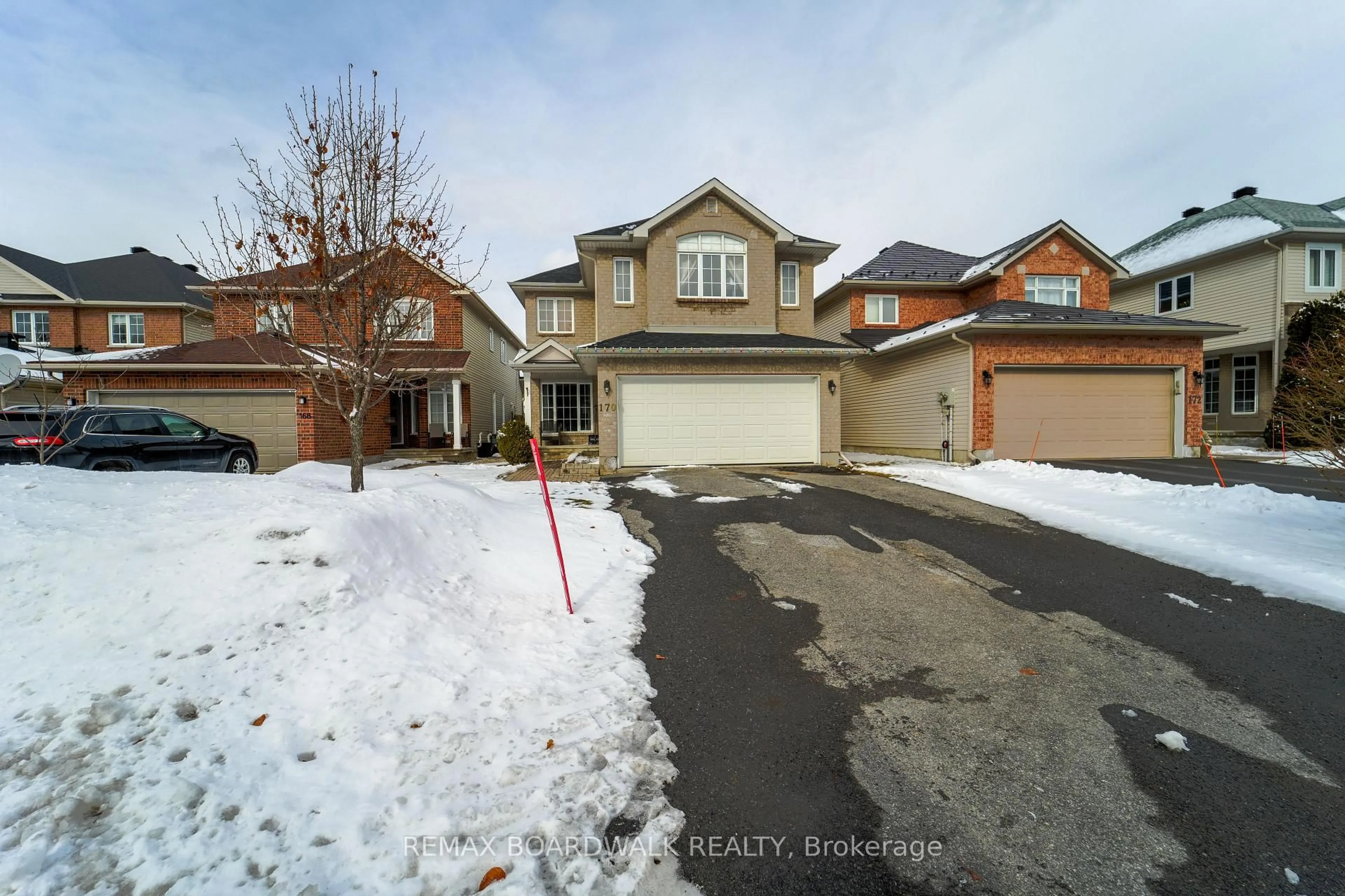 A pic from outside/outdoor area/front of a property/back of a property/a pic from drone, street for 170 Bridlewood Dr, Ottawa Ontario K2M 2M4