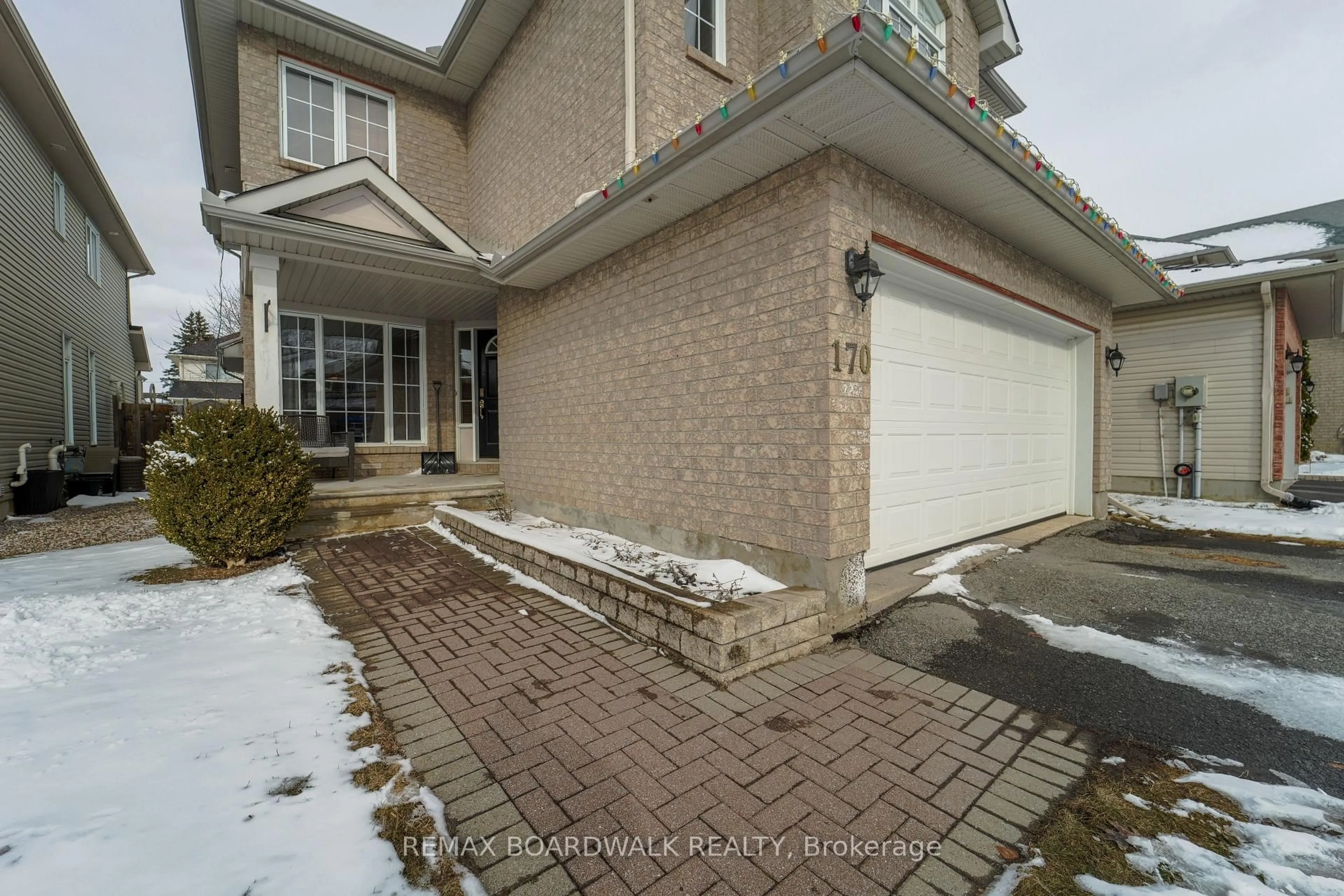 A pic from outside/outdoor area/front of a property/back of a property/a pic from drone, street for 170 Bridlewood Dr, Ottawa Ontario K2M 2M4