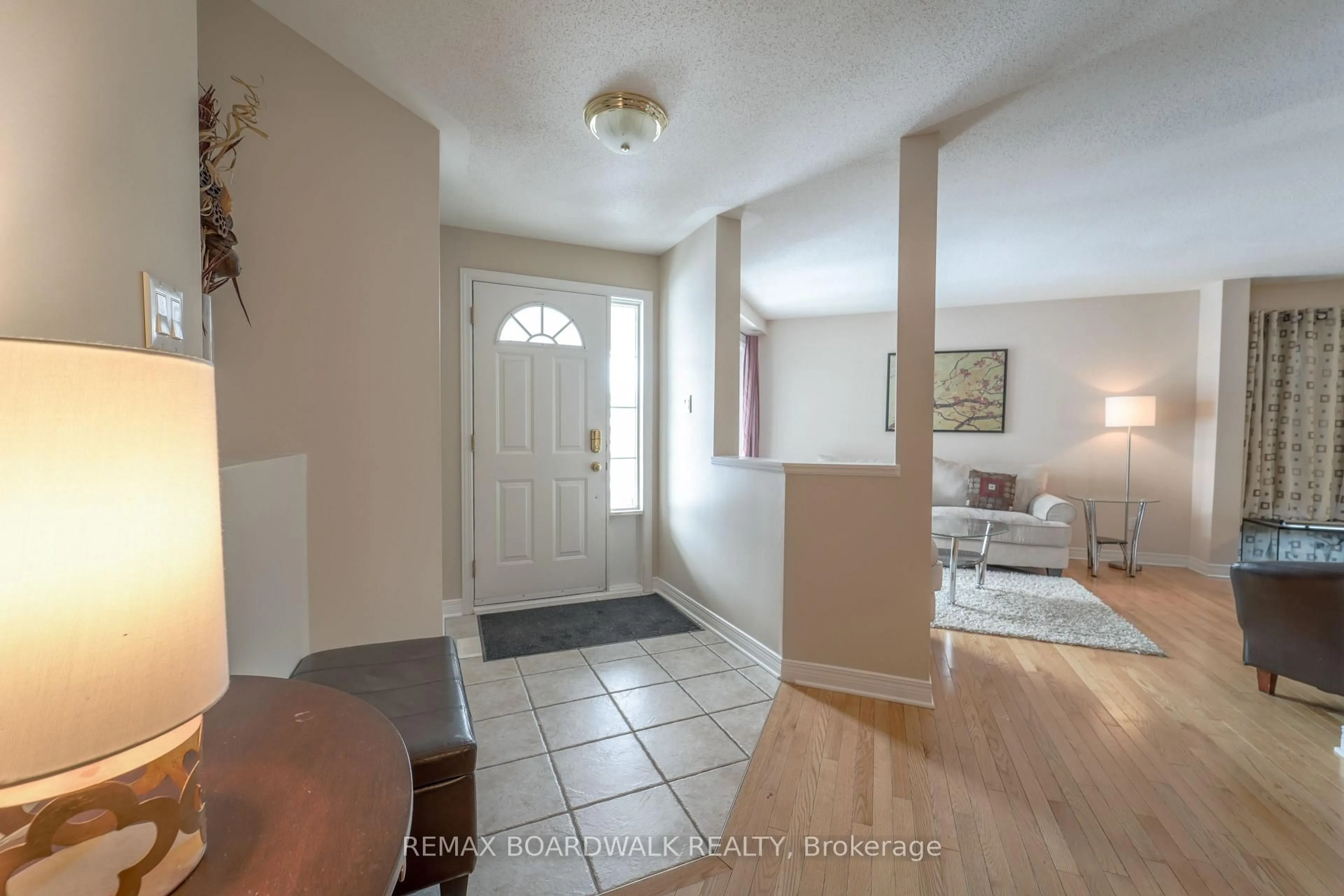 Indoor entryway for 170 Bridlewood Dr, Ottawa Ontario K2M 2M4