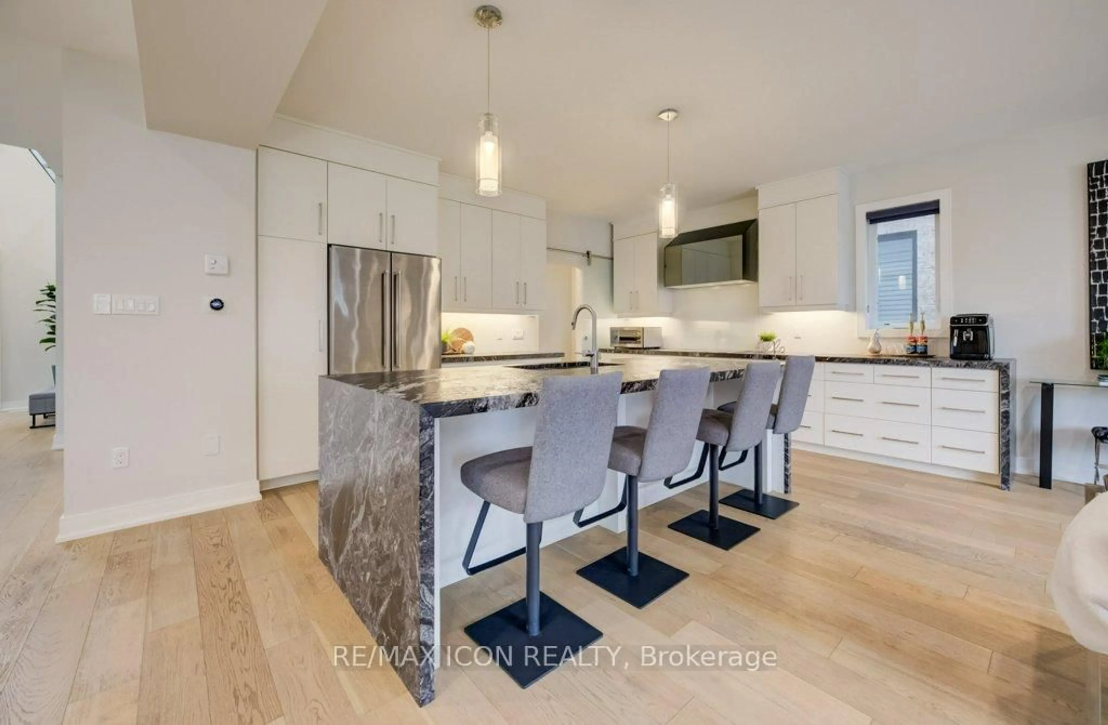 Contemporary kitchen, unknown for 204 Carriage Way, Waterloo Ontario N2K 0C6