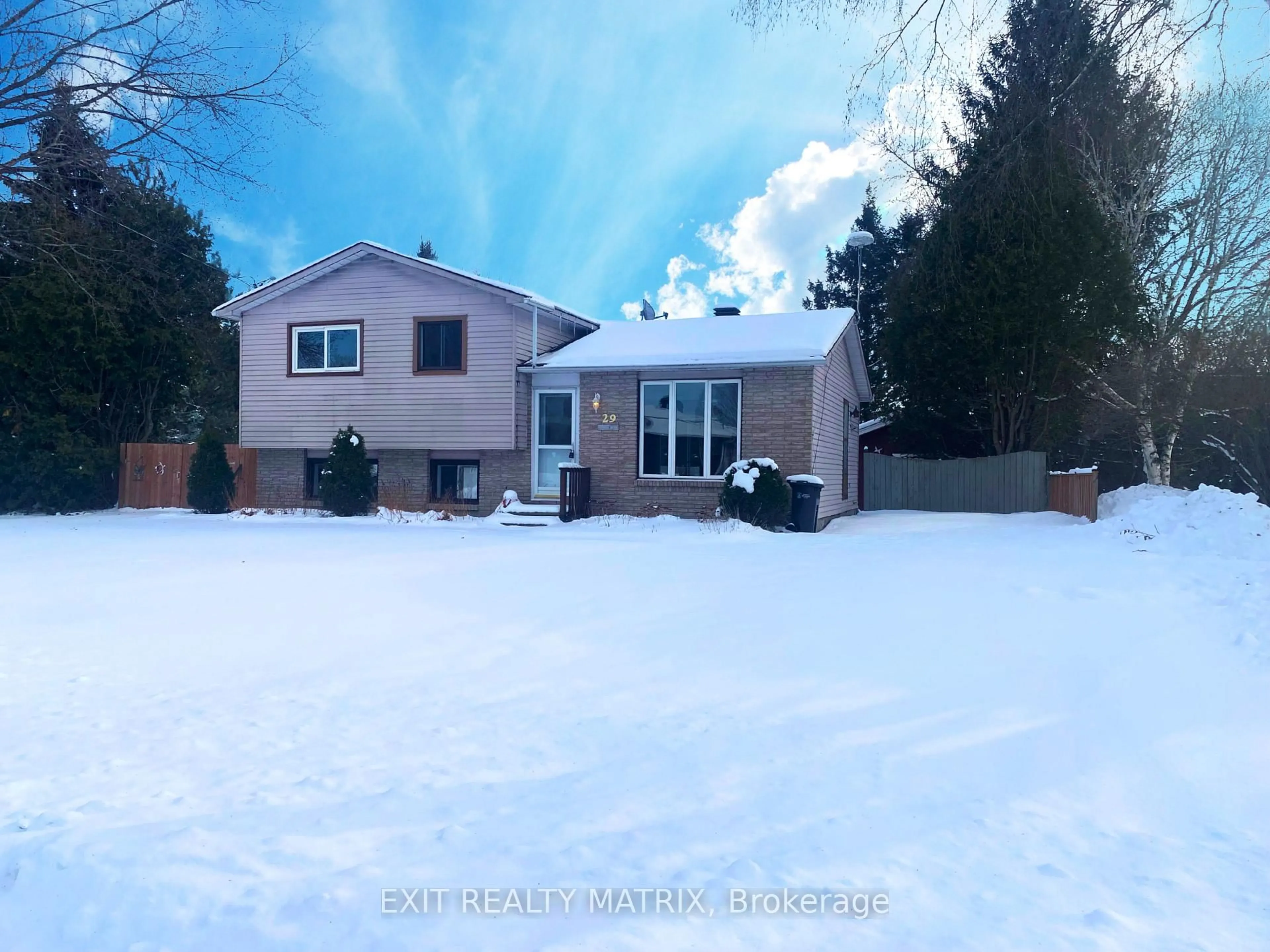 A pic from outside/outdoor area/front of a property/back of a property/a pic from drone, unknown for 29 Louise Cres, Russell Ontario K0A 1W0