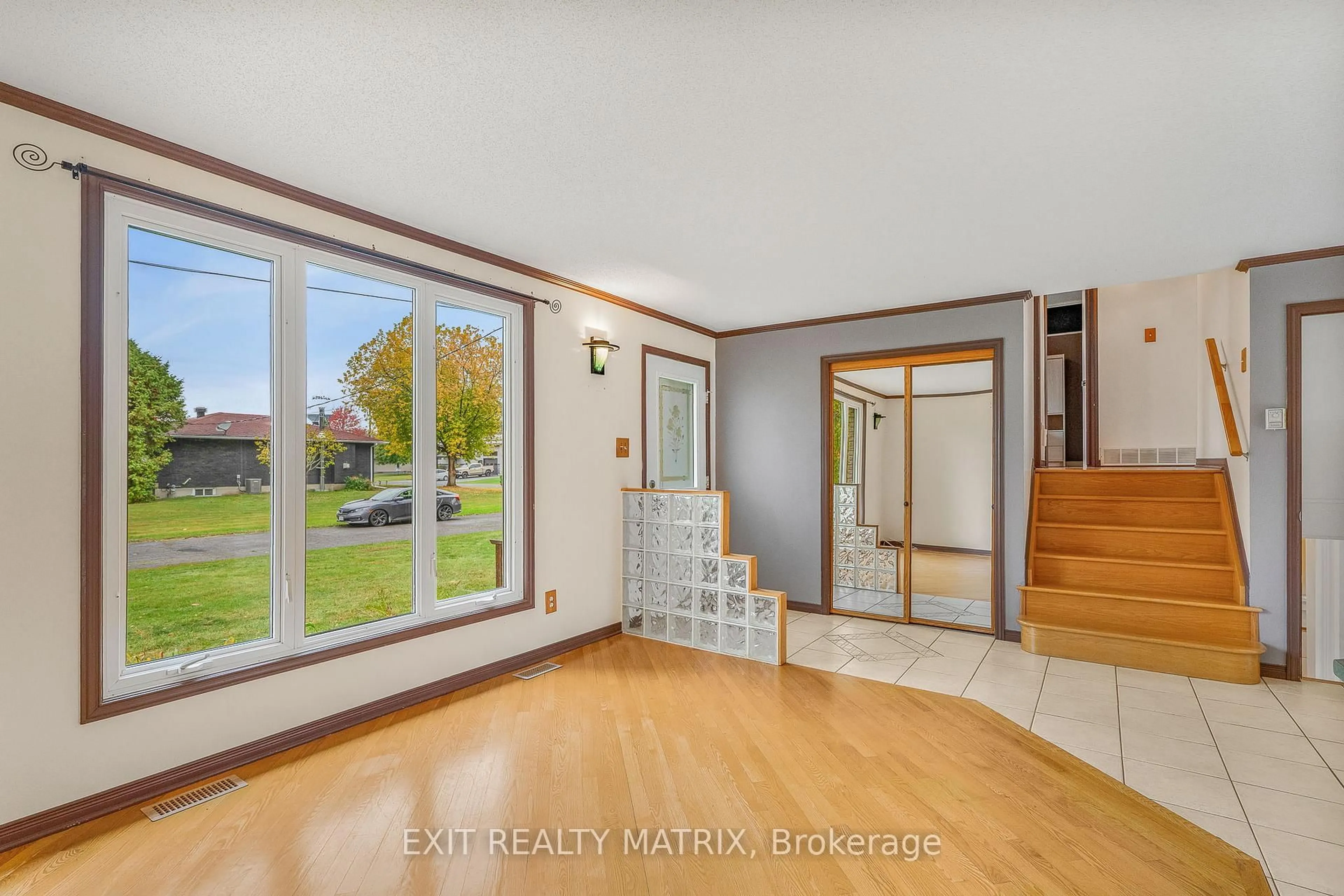 Indoor entryway for 29 Louise Cres, Russell Ontario K0A 1W0