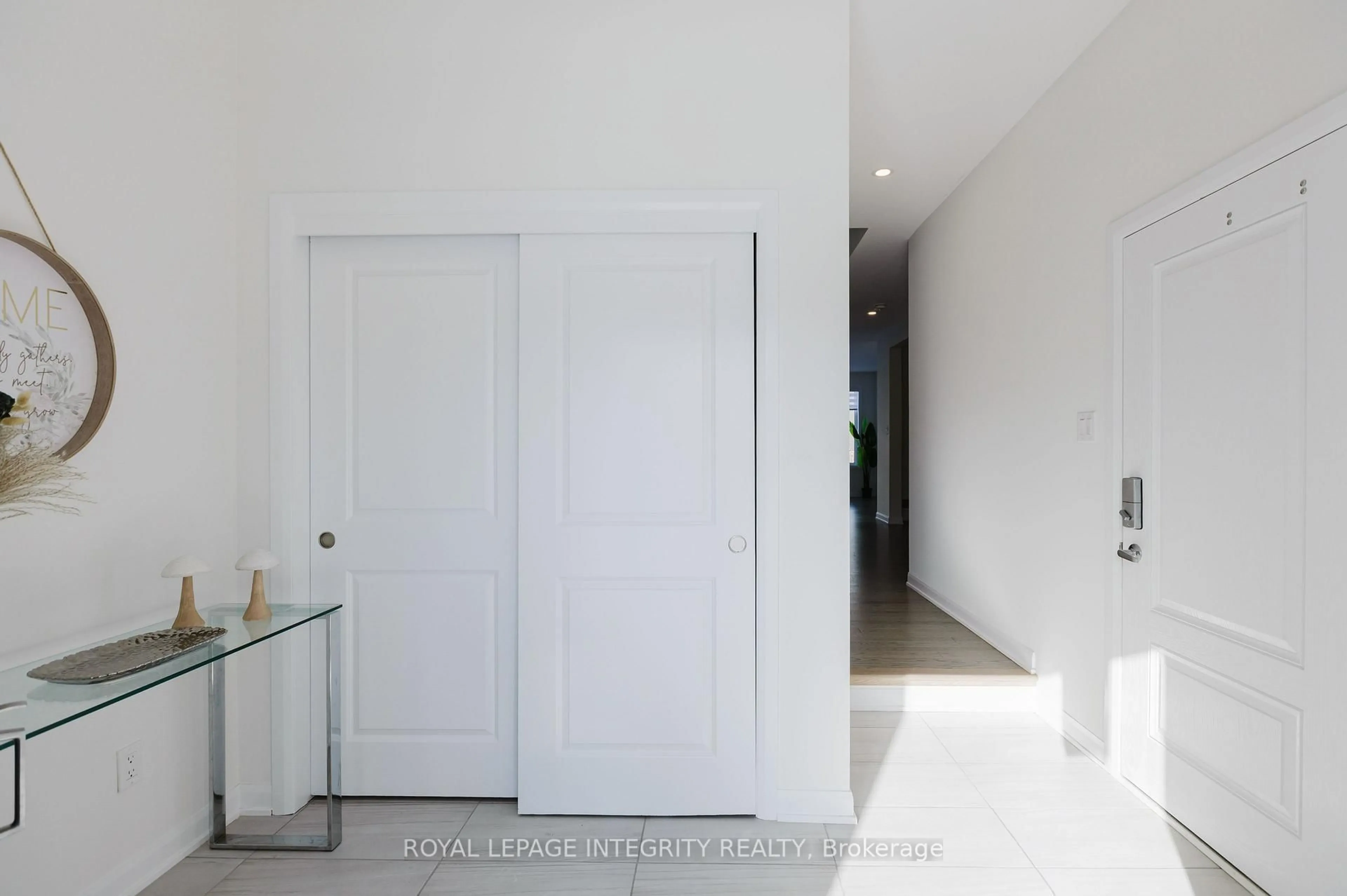 Indoor foyer for 850 Cappamore Dr, Ottawa Ontario K2C 3H2