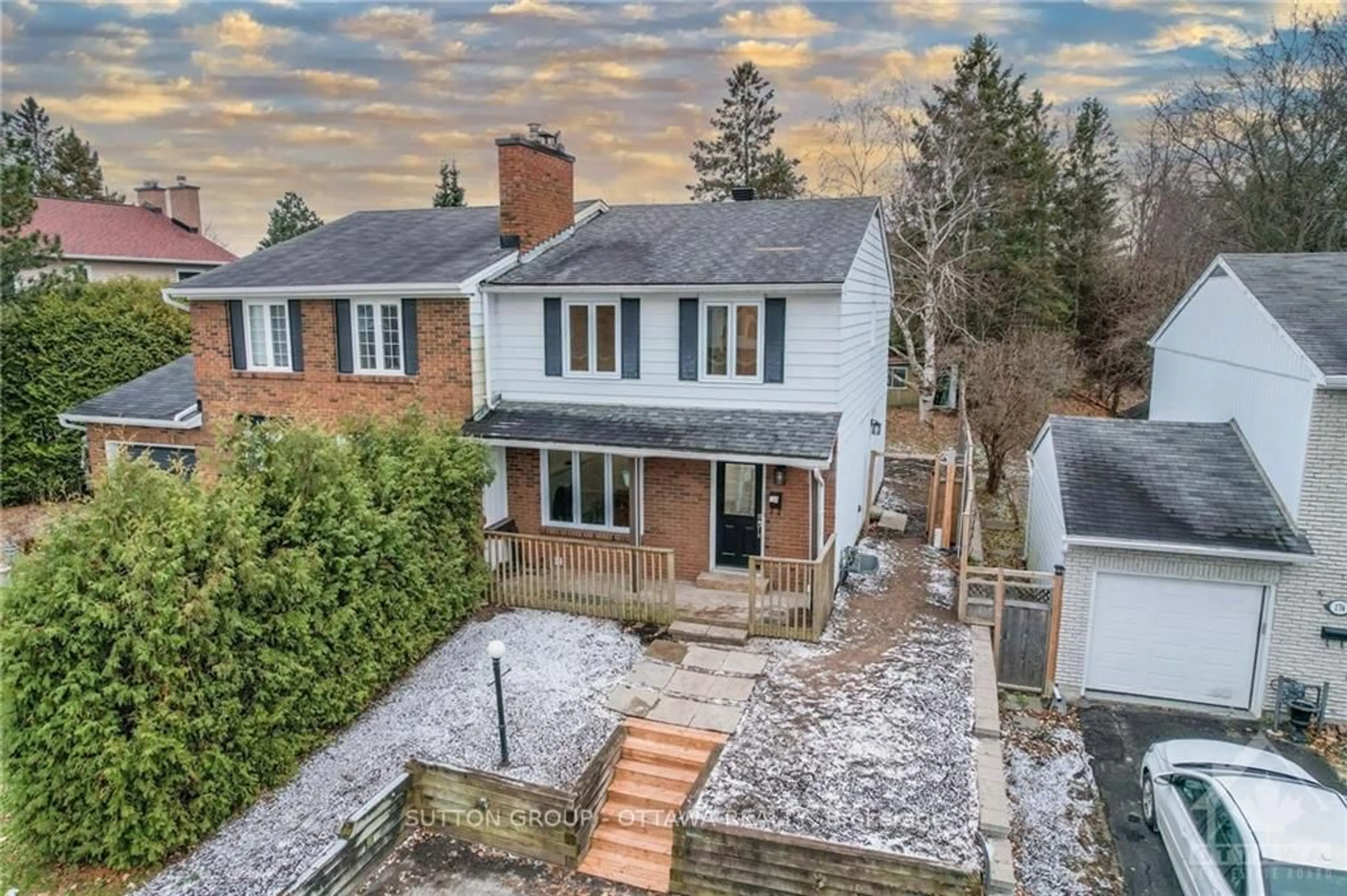 A pic from outside/outdoor area/front of a property/back of a property/a pic from drone, street for 178 Mcclellan Rd, Ottawa Ontario K2H 5W1