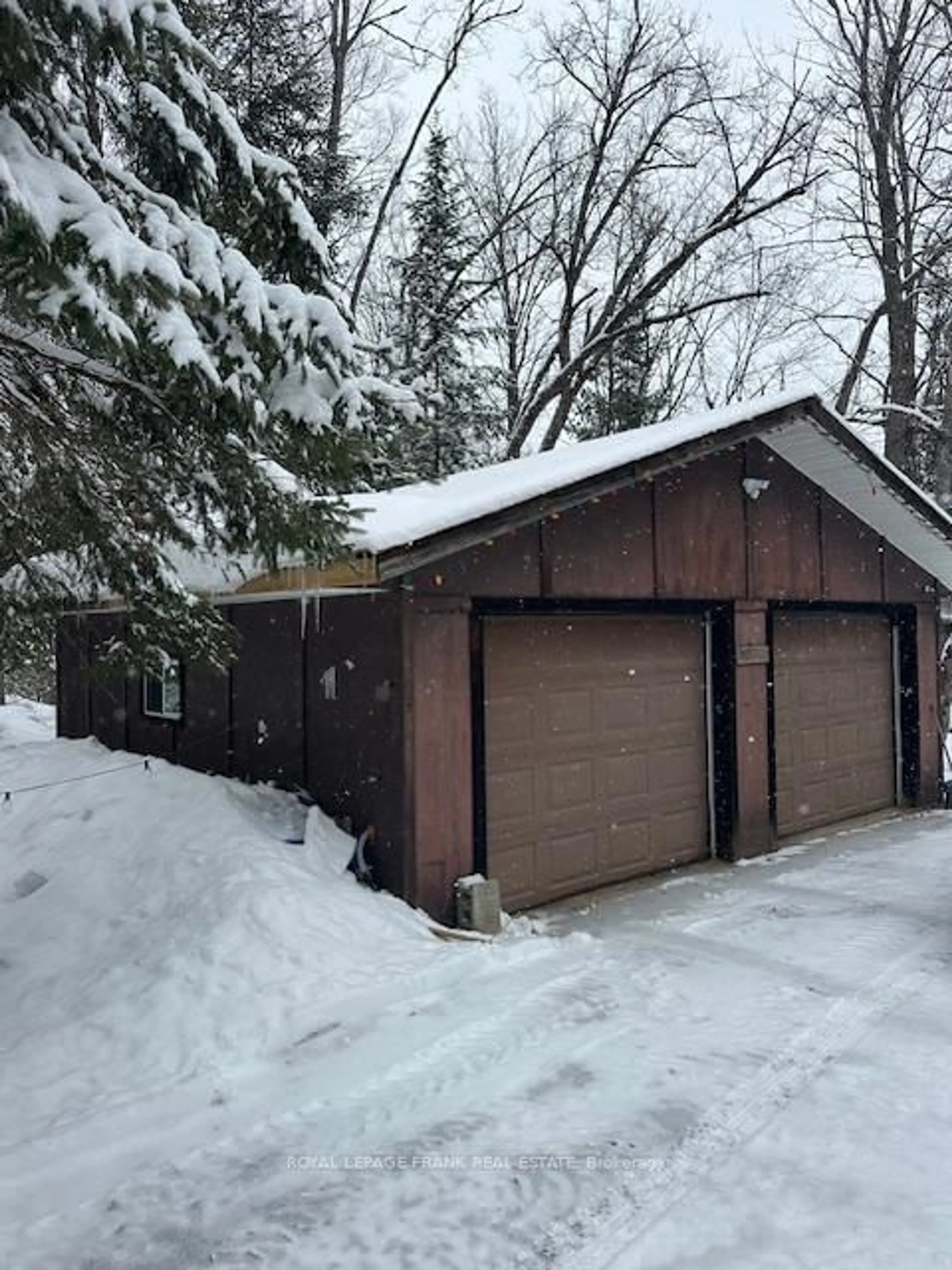 Indoor garage for 1013 Merrick Dr, Bracebridge Ontario P1L 1X1