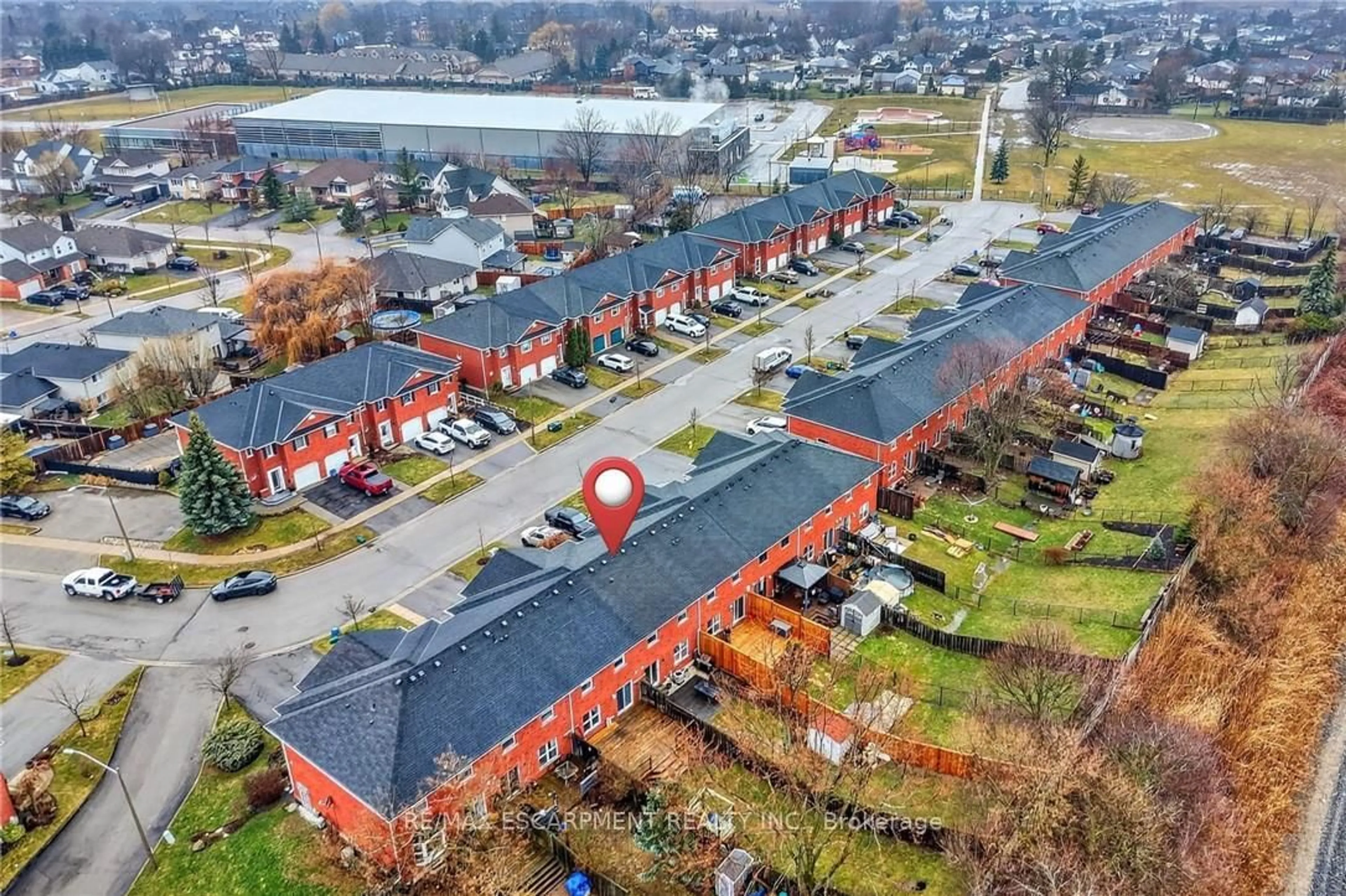A pic from outside/outdoor area/front of a property/back of a property/a pic from drone, unknown for 28 Swayze Crt, West Lincoln Ontario L0R 2A0