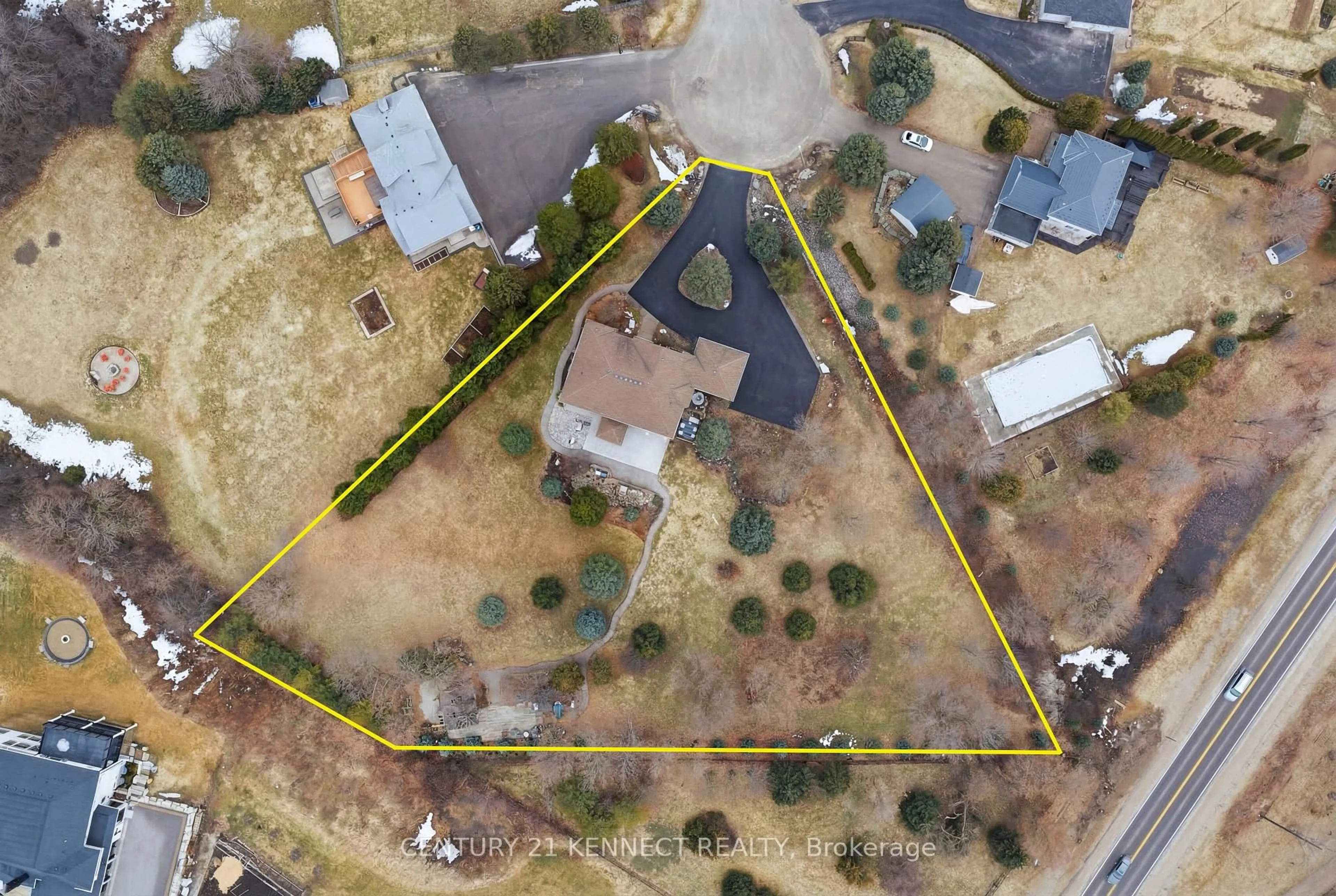 A pic from outside/outdoor area/front of a property/back of a property/a pic from drone, street for 6 Laing Crt, Puslinch Ontario N0B 2C0