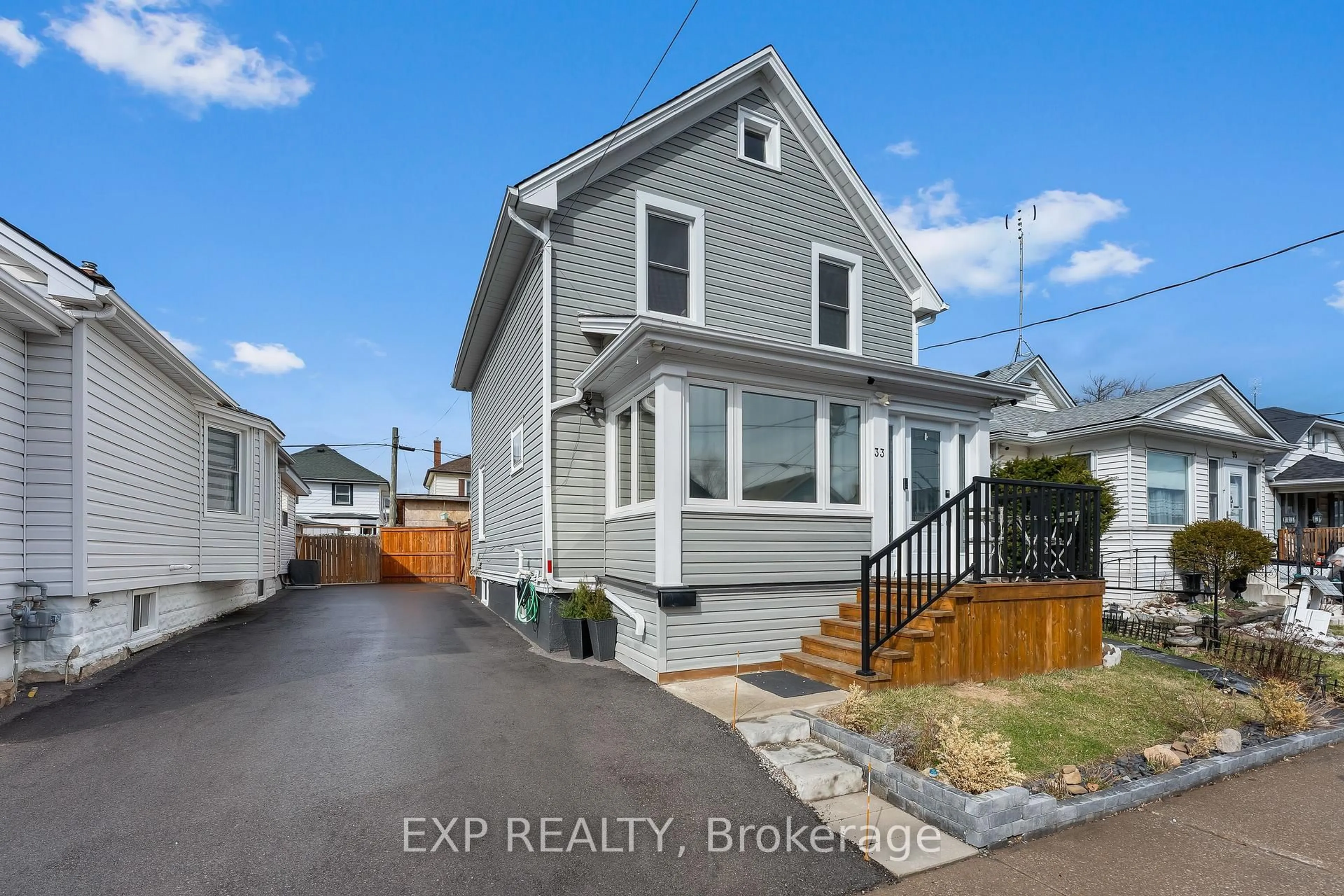 A pic from outside/outdoor area/front of a property/back of a property/a pic from drone, street for 33 RICHMOND Ave, St. Catharines Ontario L2R 3W6
