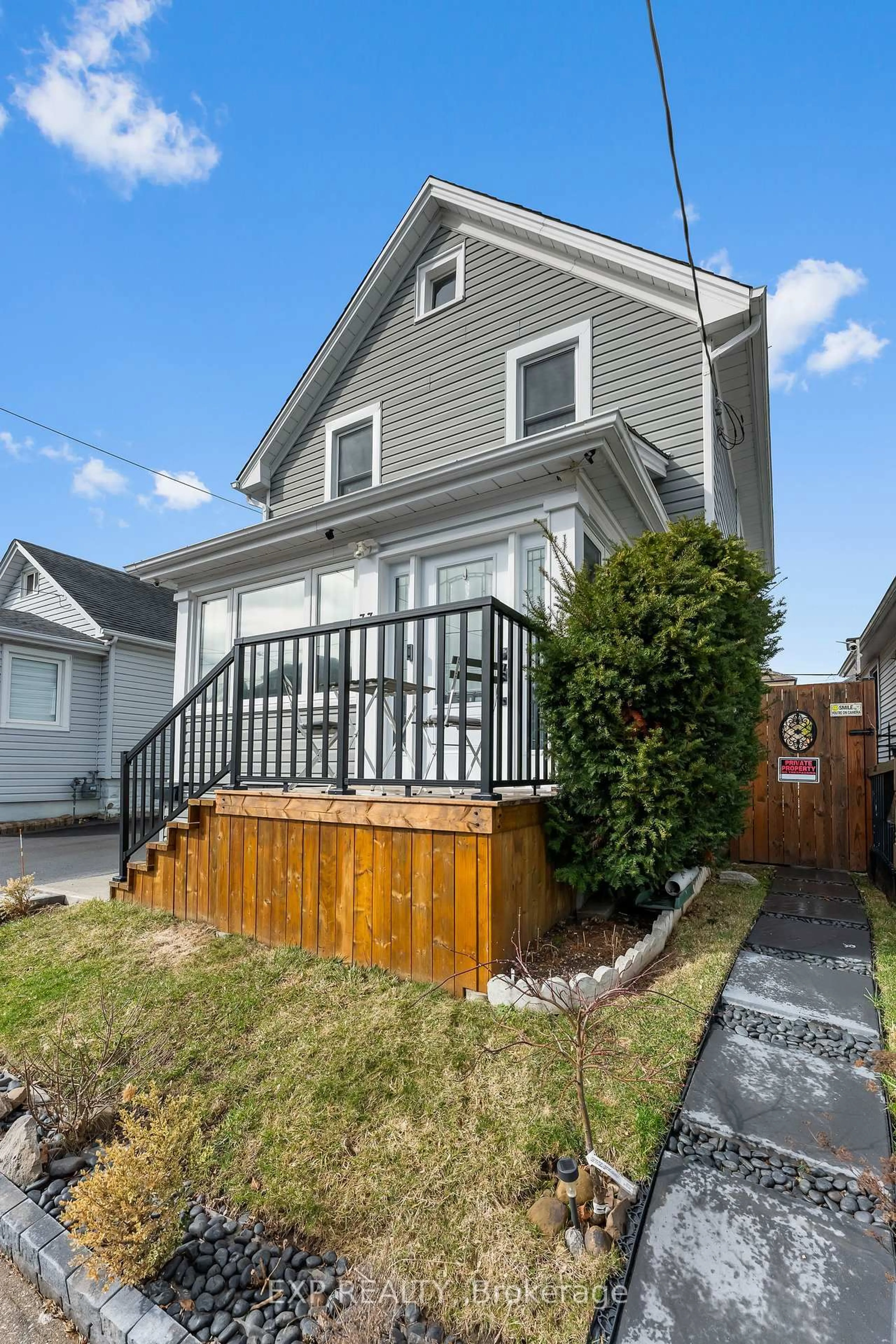 Home with vinyl exterior material, street for 33 RICHMOND Ave, St. Catharines Ontario L2R 3W6