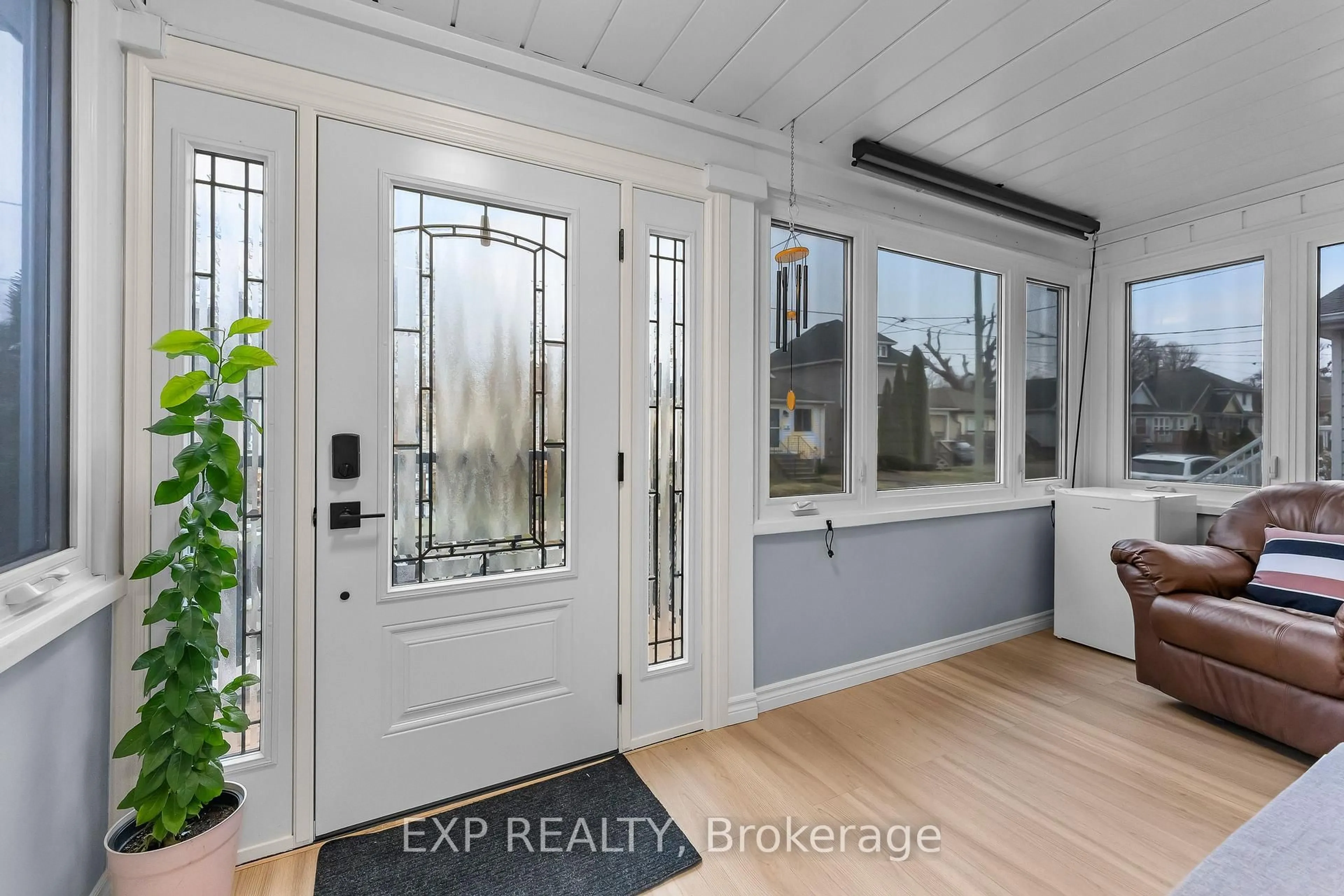 Indoor entryway for 33 RICHMOND Ave, St. Catharines Ontario L2R 3W6