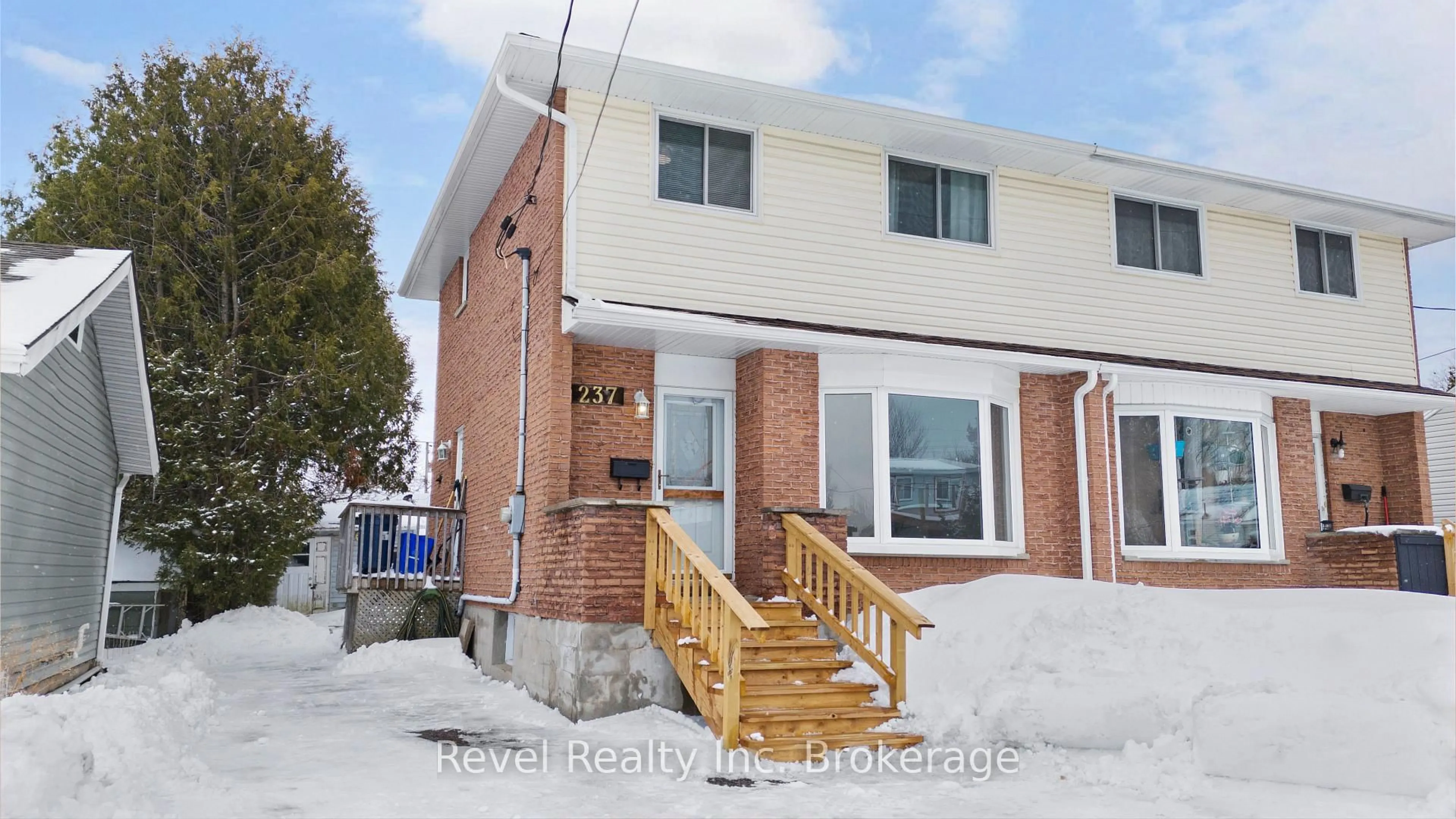 Home with brick exterior material, street for 237 Park Ave, North Bay Ontario P1B 7L2