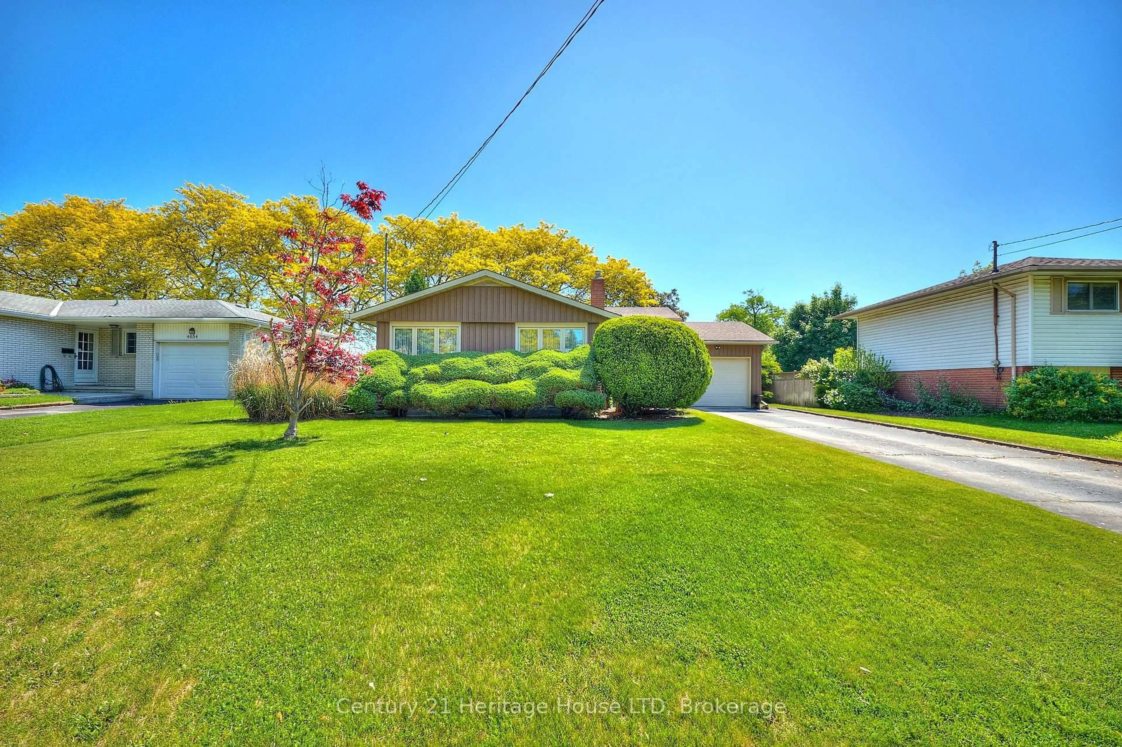 A pic from outside/outdoor area/front of a property/back of a property/a pic from drone, street for 4668 Pinedale Dr, Niagara Falls Ontario L2E 6M8