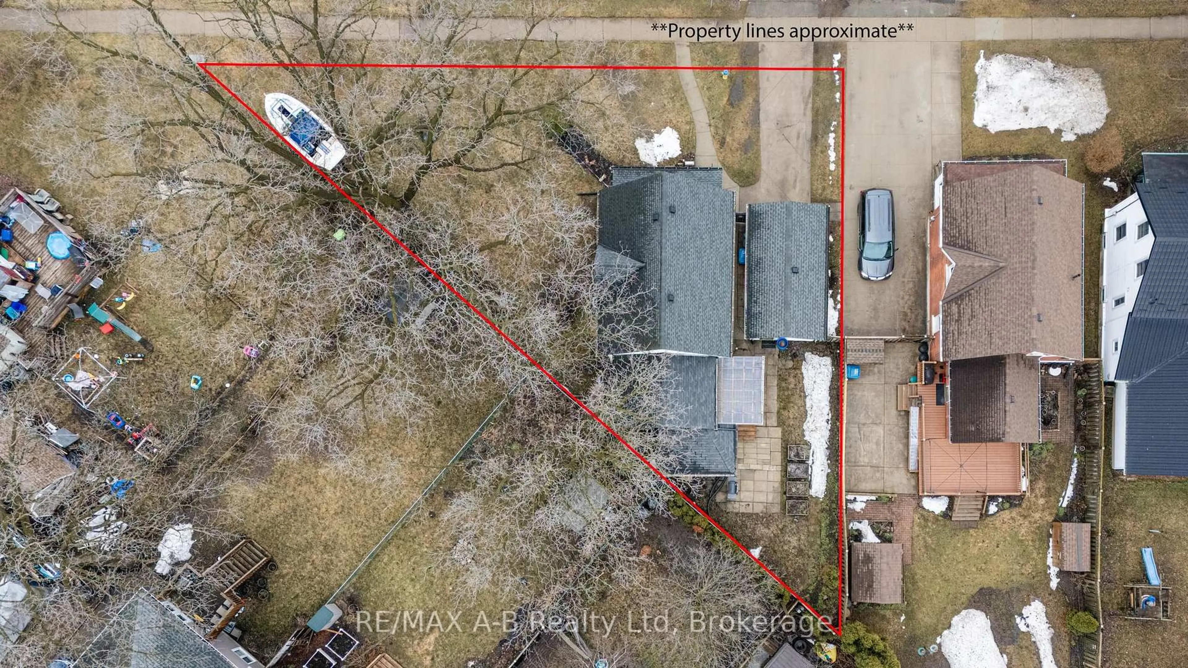 A pic from outside/outdoor area/front of a property/back of a property/a pic from drone, street for 234 Nelson St, Stratford Ontario N5A 2K3