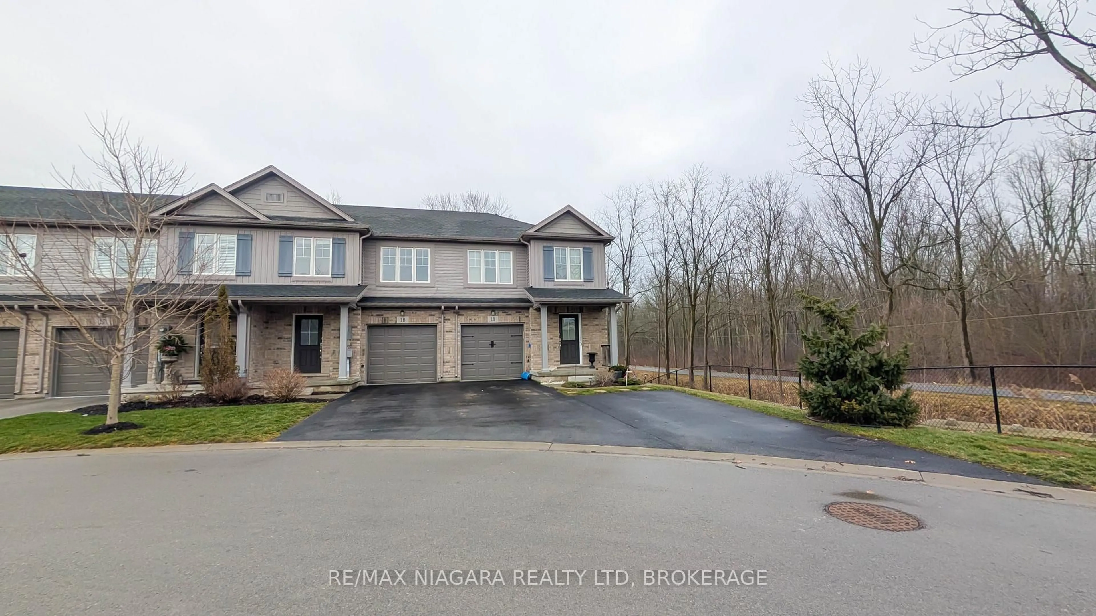 A pic from outside/outdoor area/front of a property/back of a property/a pic from drone, street for 340 PROSPECT POINT Rd #18, Fort Erie Ontario L0S 1N0