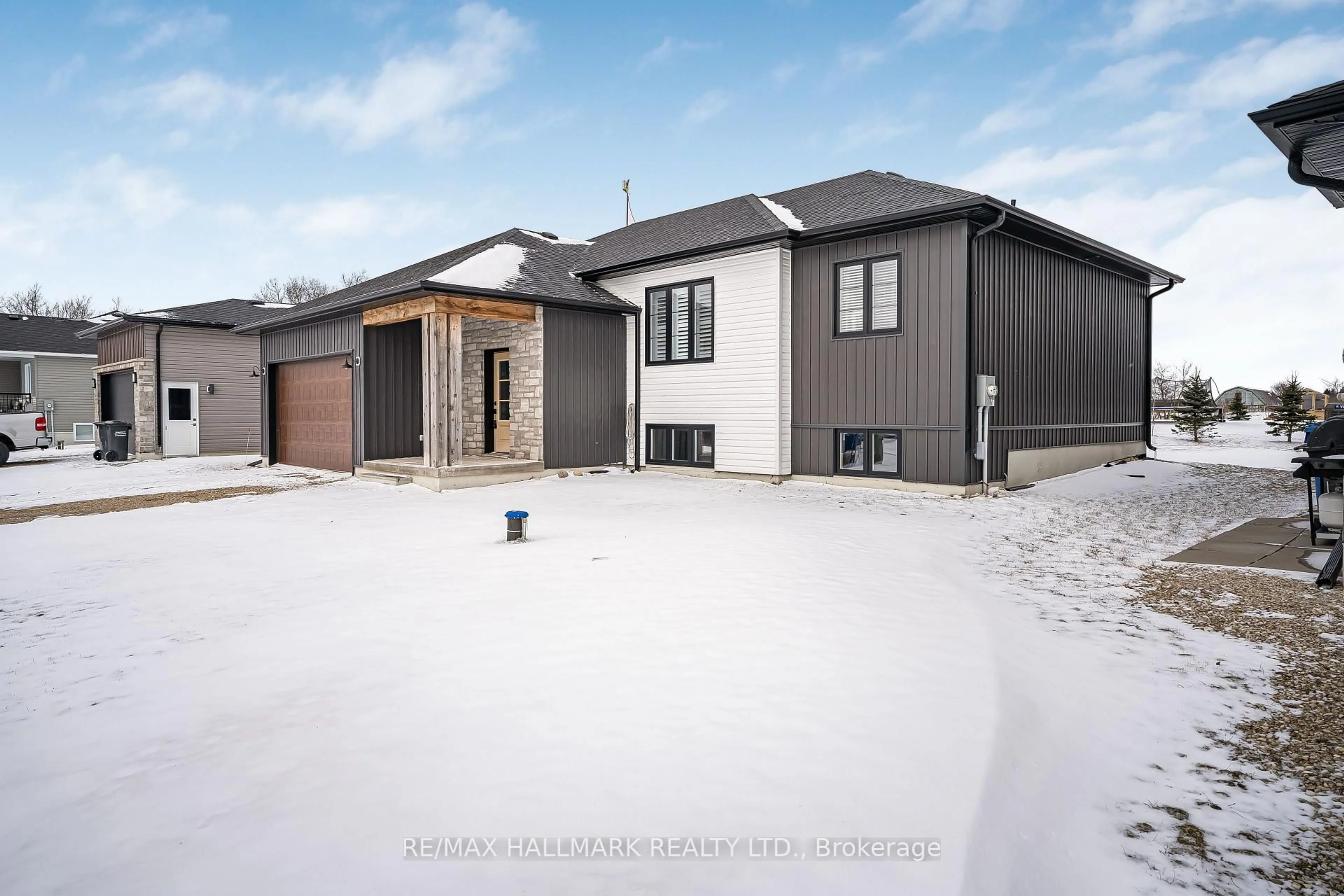 A pic from outside/outdoor area/front of a property/back of a property/a pic from drone, unknown for 103 Edgar St, Southgate Ontario N0C 1L0