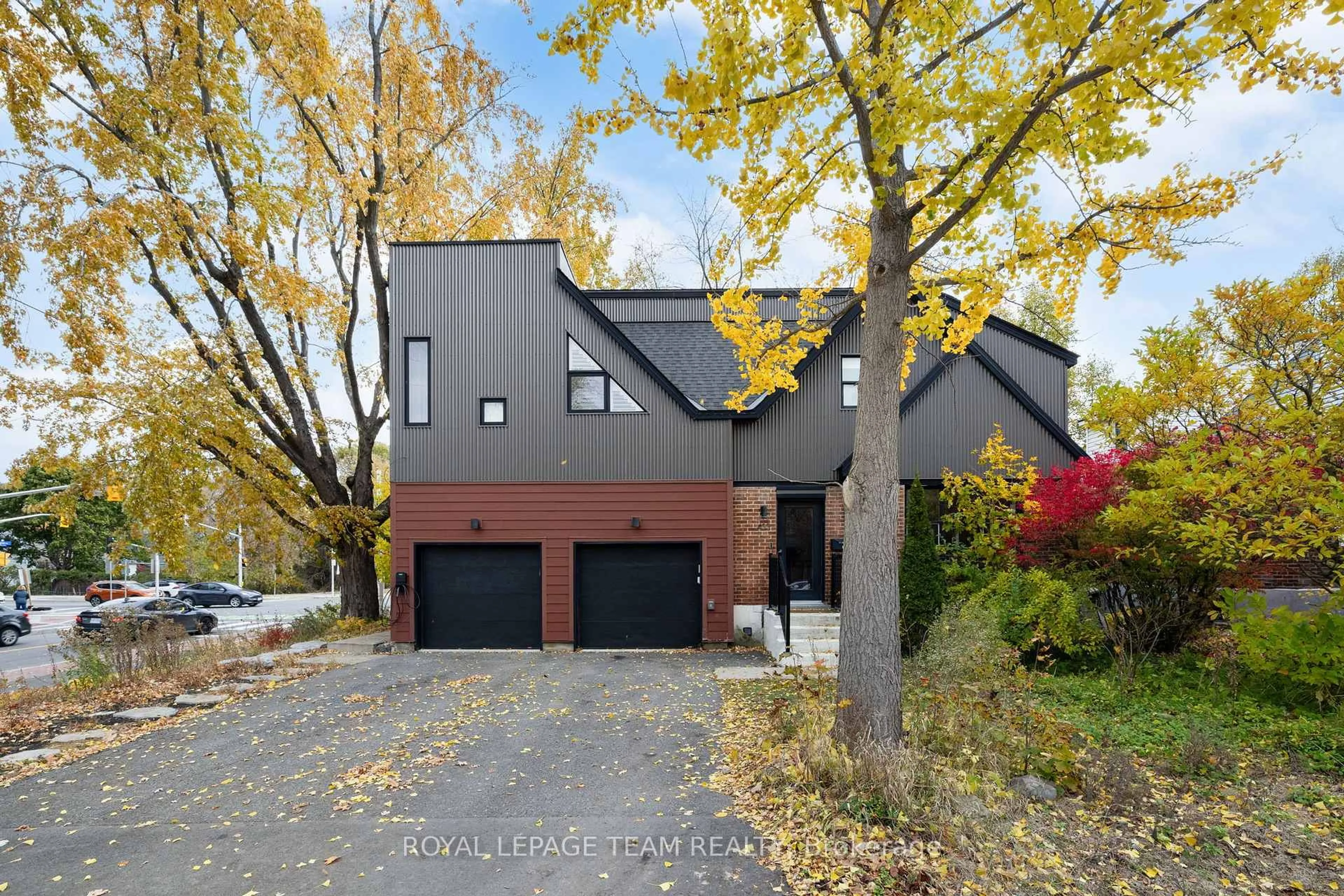 Home with brick exterior material, street for 433 Dawson Ave, Ottawa Ontario K1Z 5V5