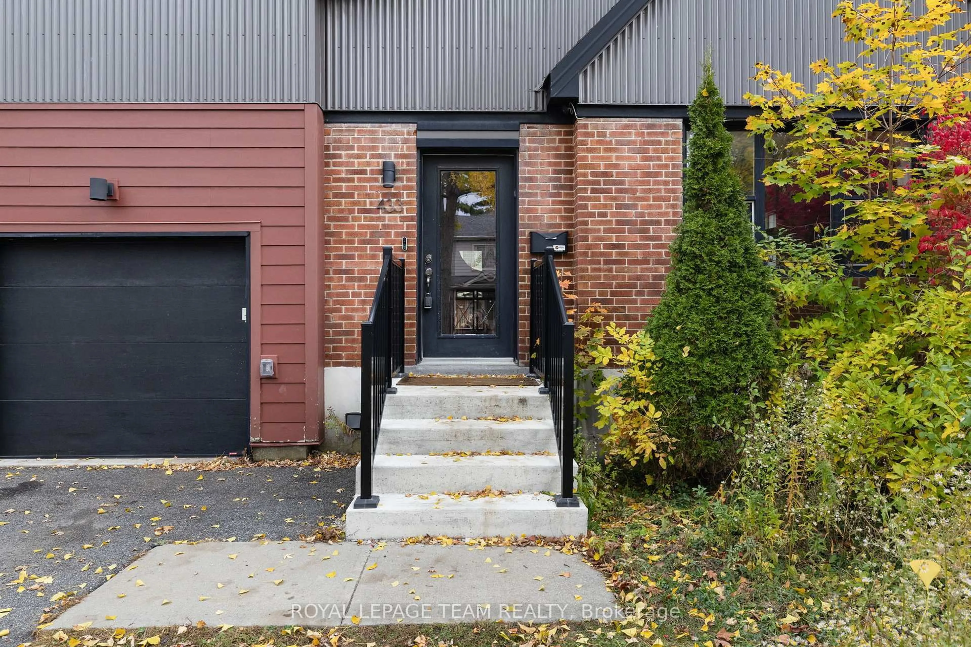 Home with brick exterior material, street for 433 Dawson Ave, Ottawa Ontario K1Z 5V5