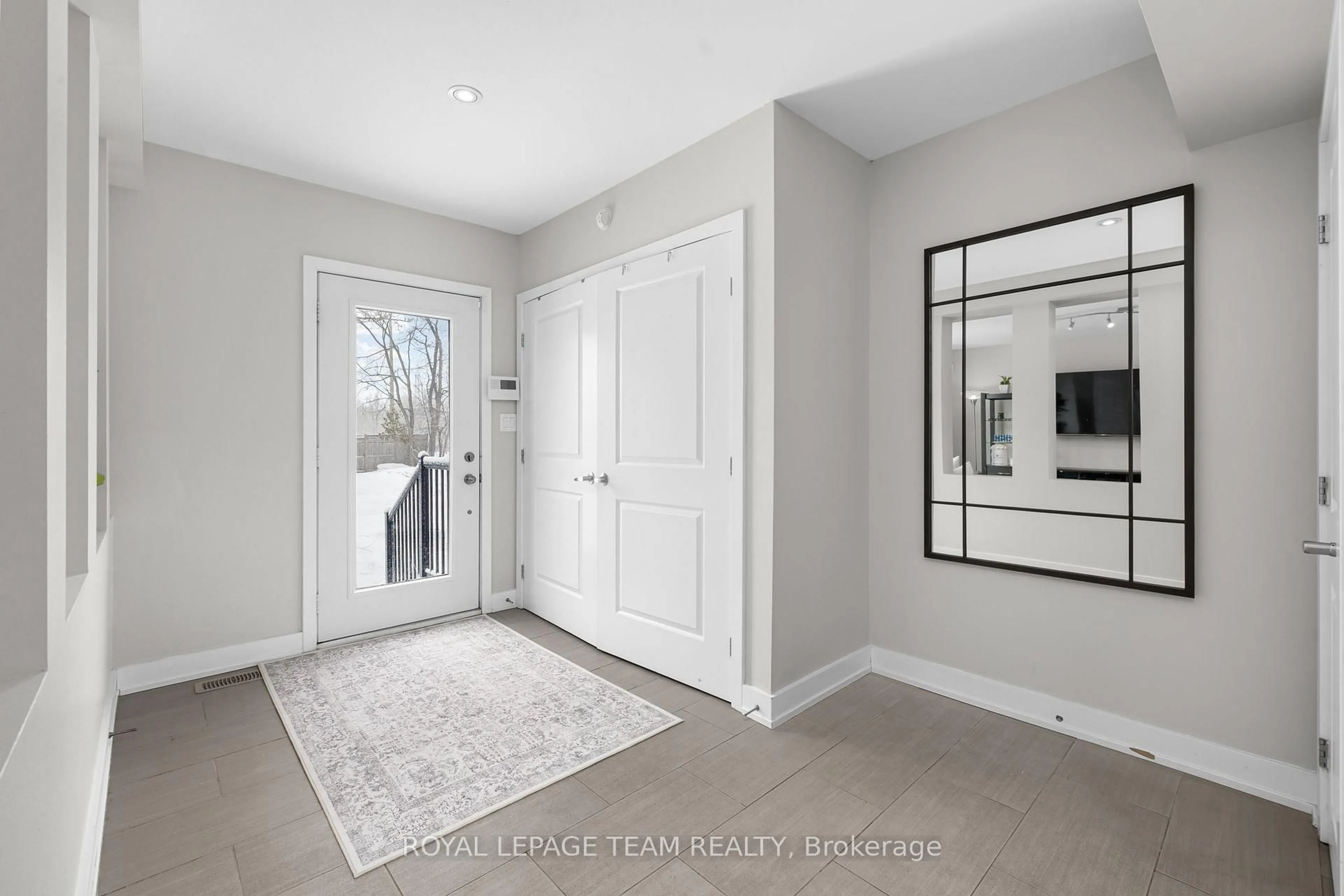 Indoor entryway for 433 Dawson Ave, Ottawa Ontario K1Z 5V5