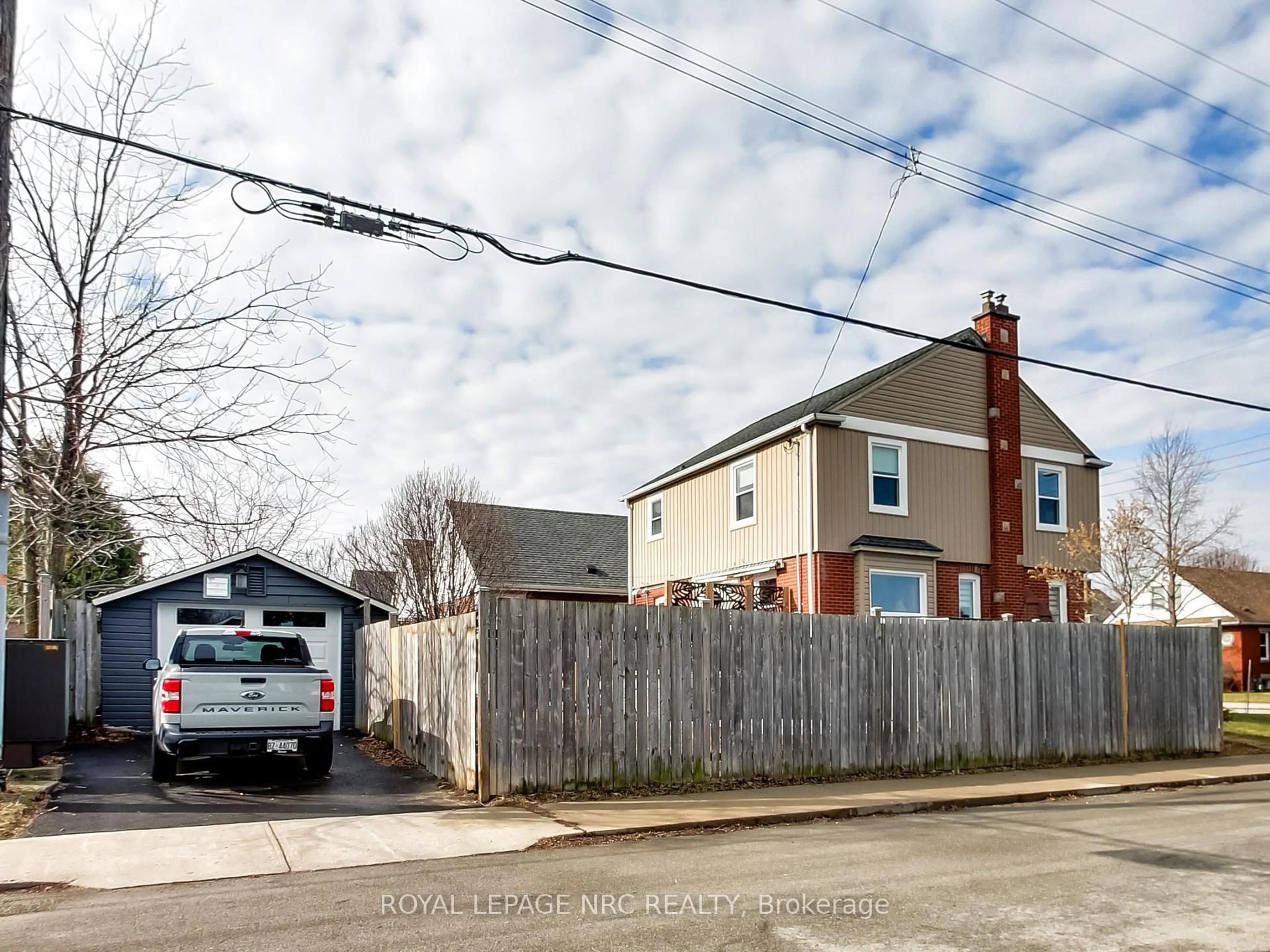 A pic from outside/outdoor area/front of a property/back of a property/a pic from drone, street for 91 Weir St, Hamilton Ontario L8K 3A8