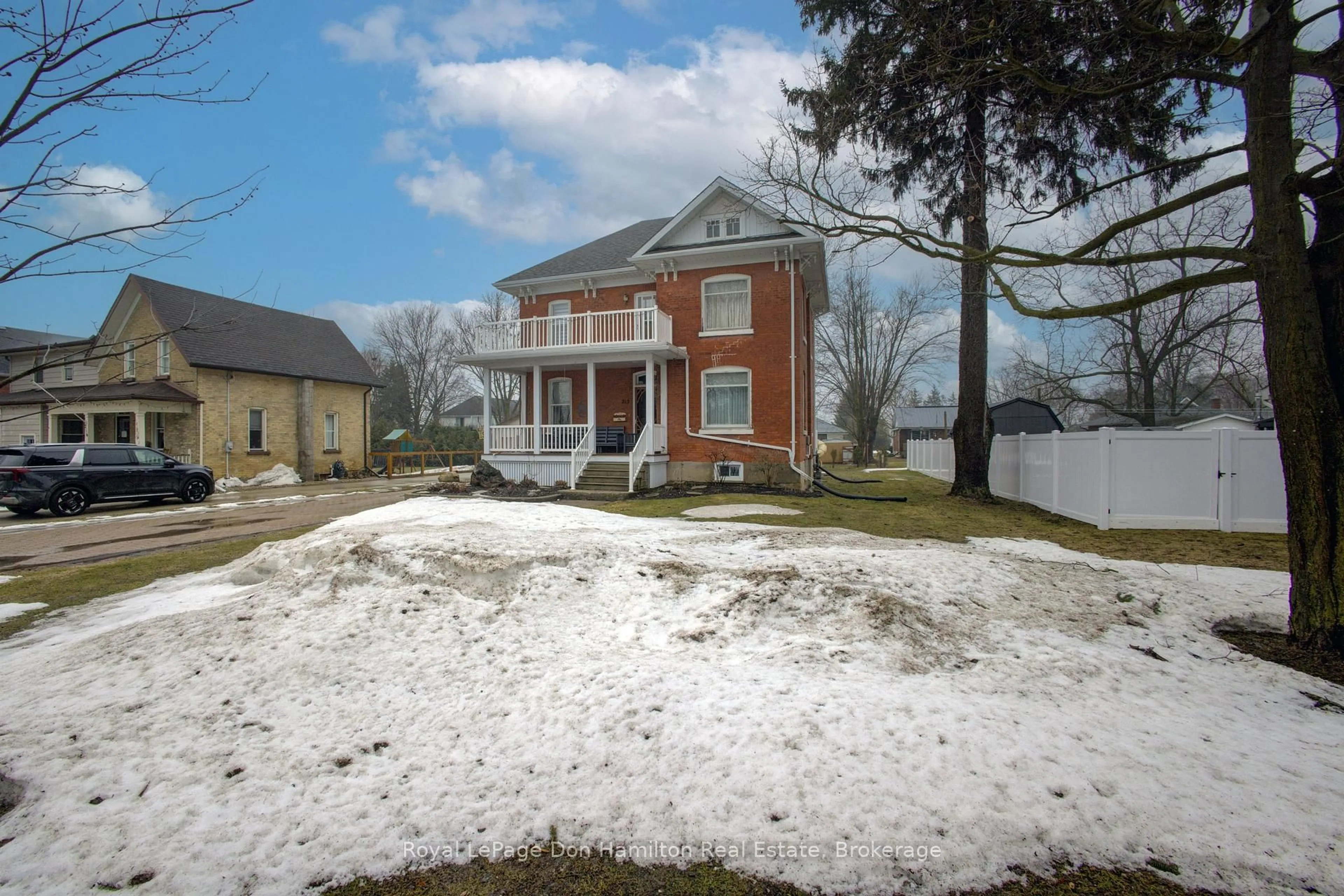 A pic from outside/outdoor area/front of a property/back of a property/a pic from drone, building for 212 King St, North Perth Ontario N0G 1B0
