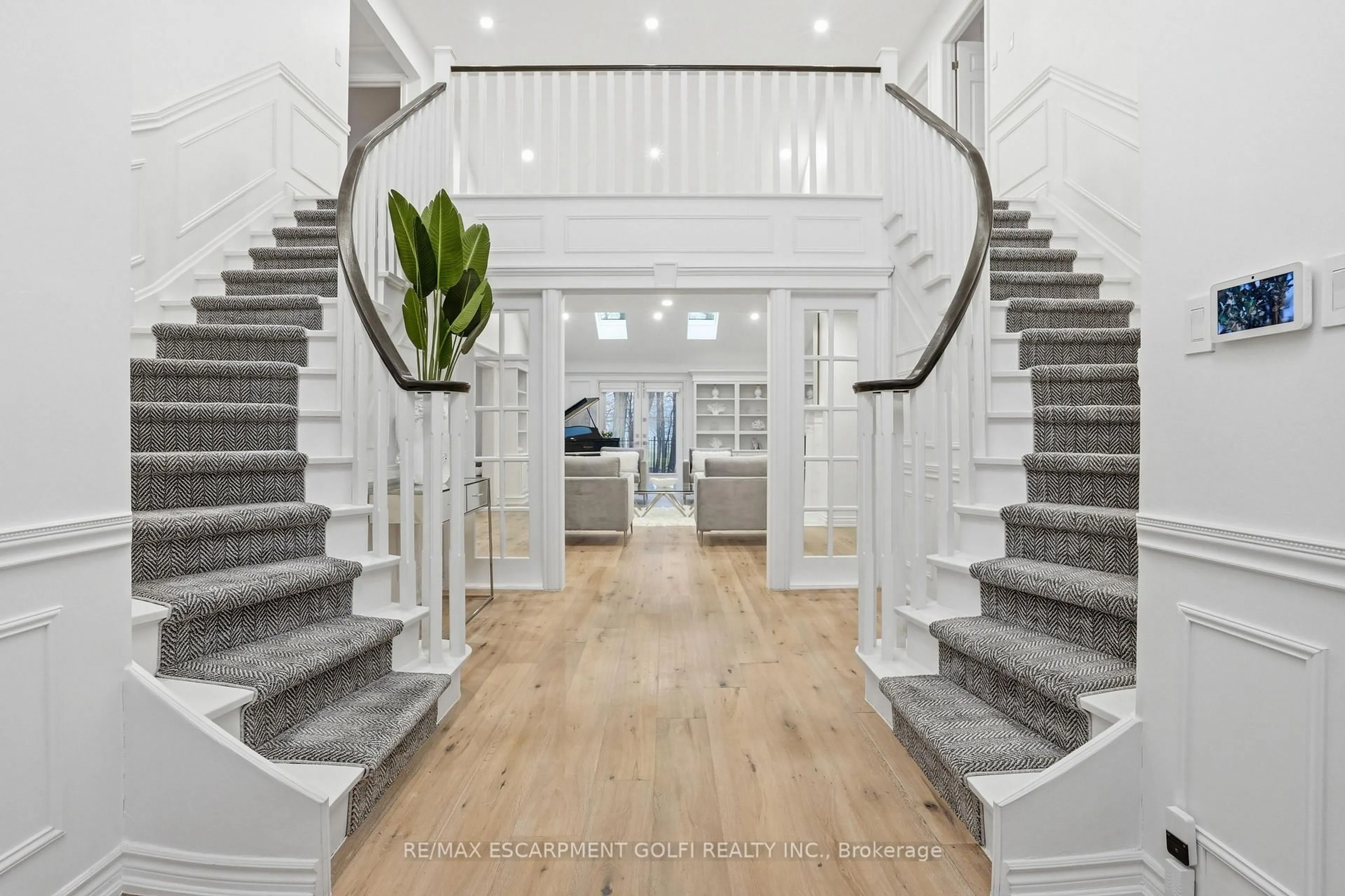 Indoor entryway for 132 Chancery Dr, Hamilton Ontario L9C 4M2