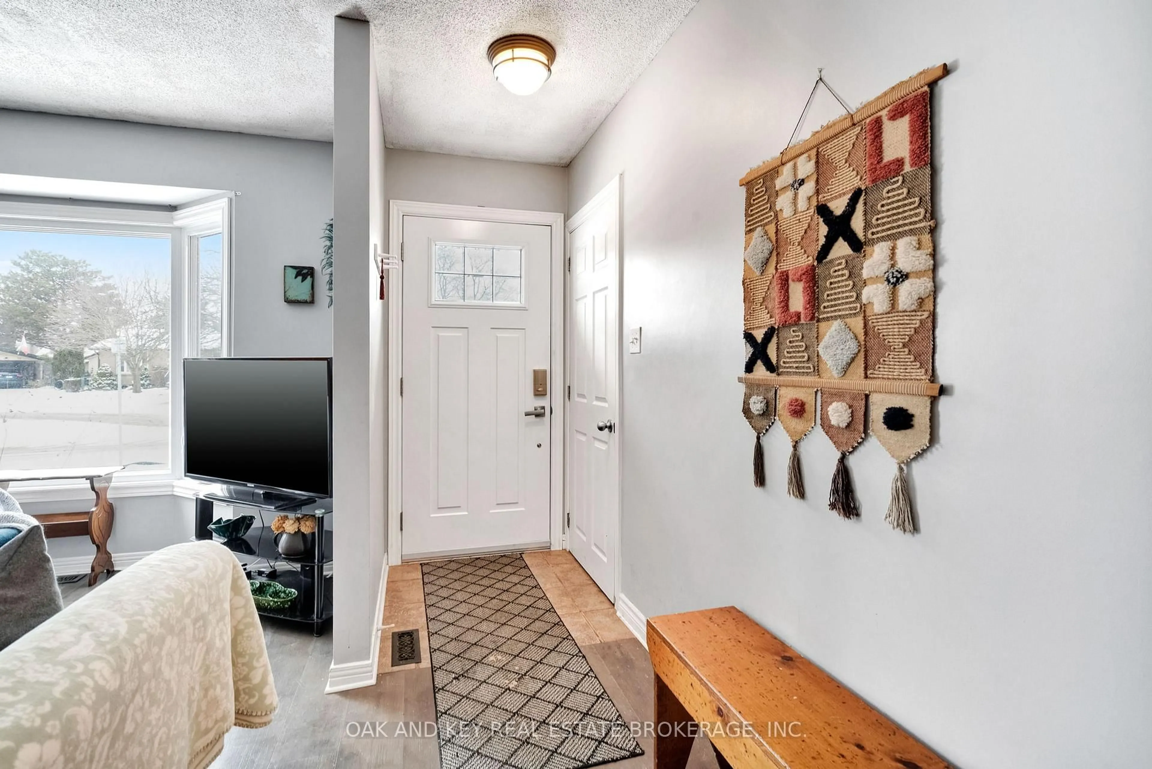 Indoor entryway for 63 Dundee Crt, London South Ontario N6C 5E4