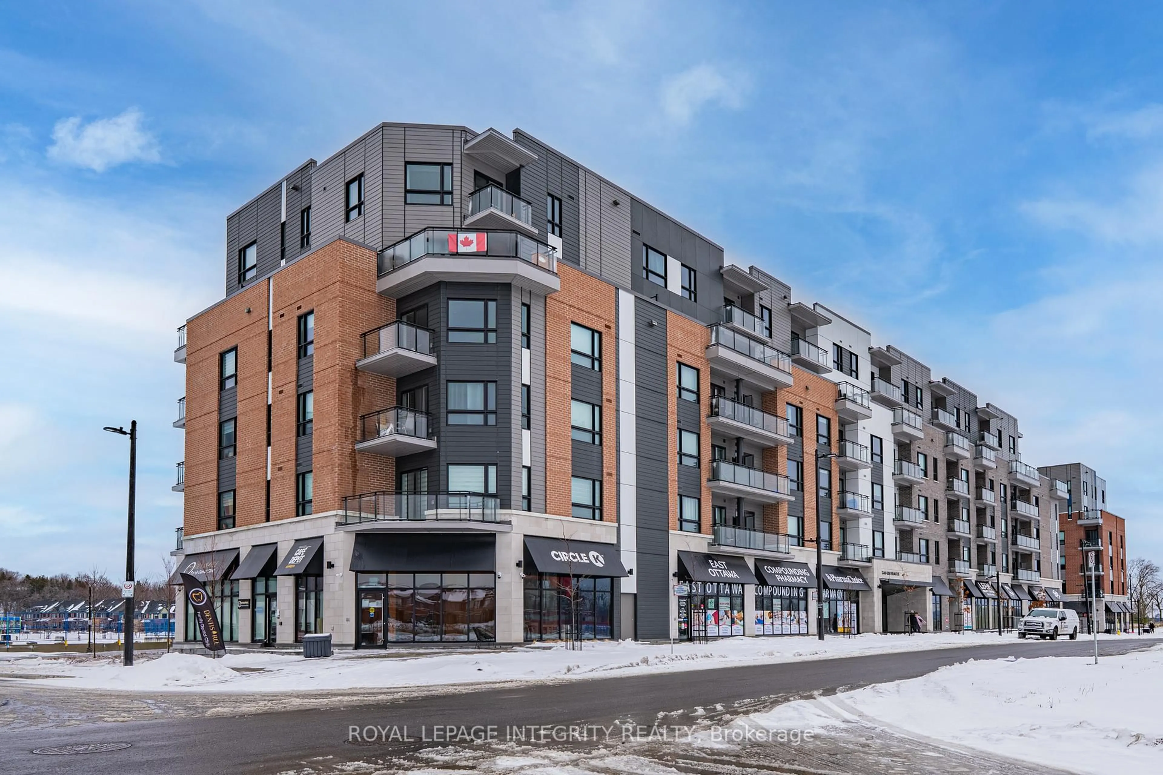 Patio, building for 1350 HEMLOCK Rd #506, Ottawa Ontario K1K 5C2