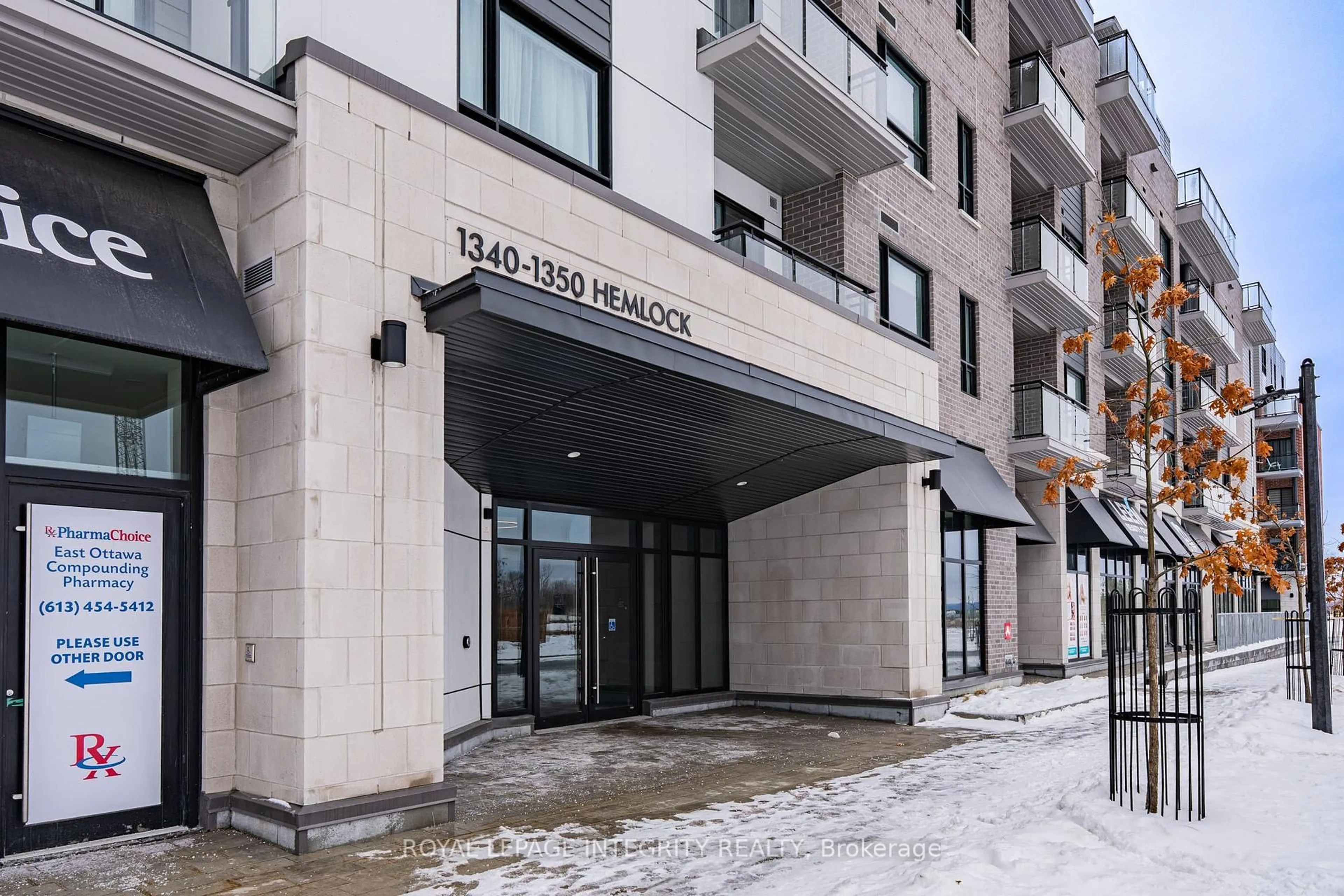 Indoor foyer for 1350 HEMLOCK Rd #506, Ottawa Ontario K1K 5C2