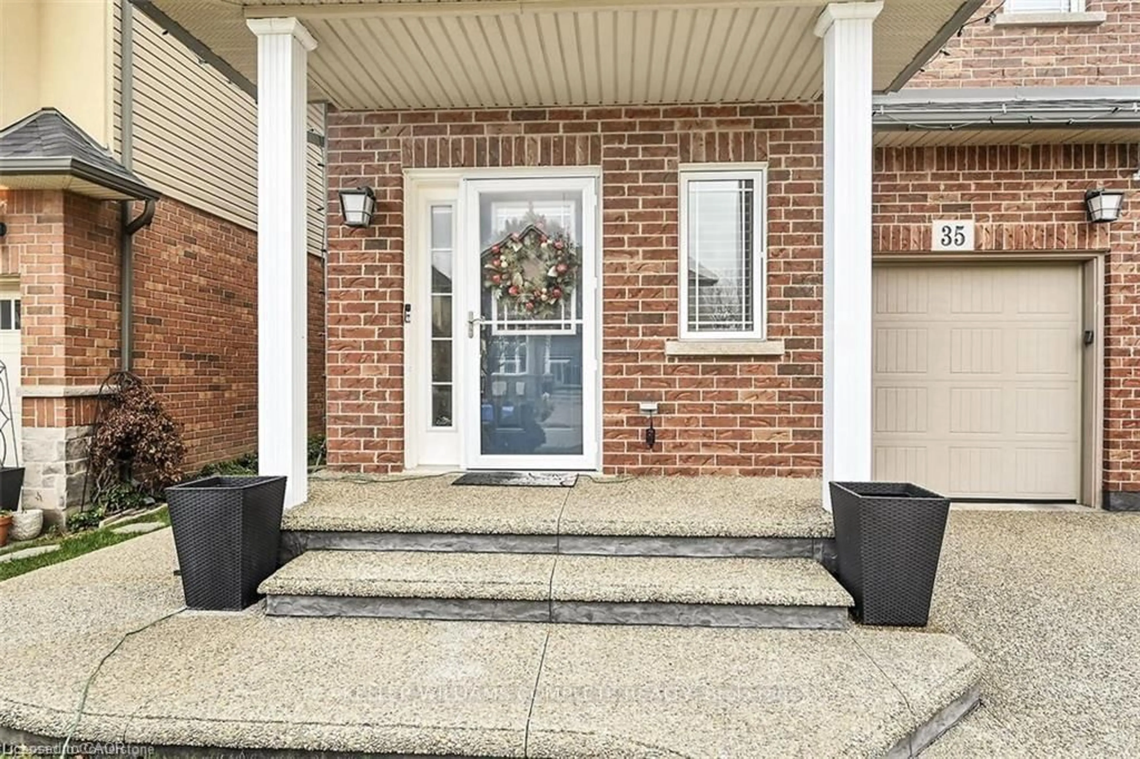 Indoor entryway for 35 Willowbanks Terr, Hamilton Ontario L8E 0C3