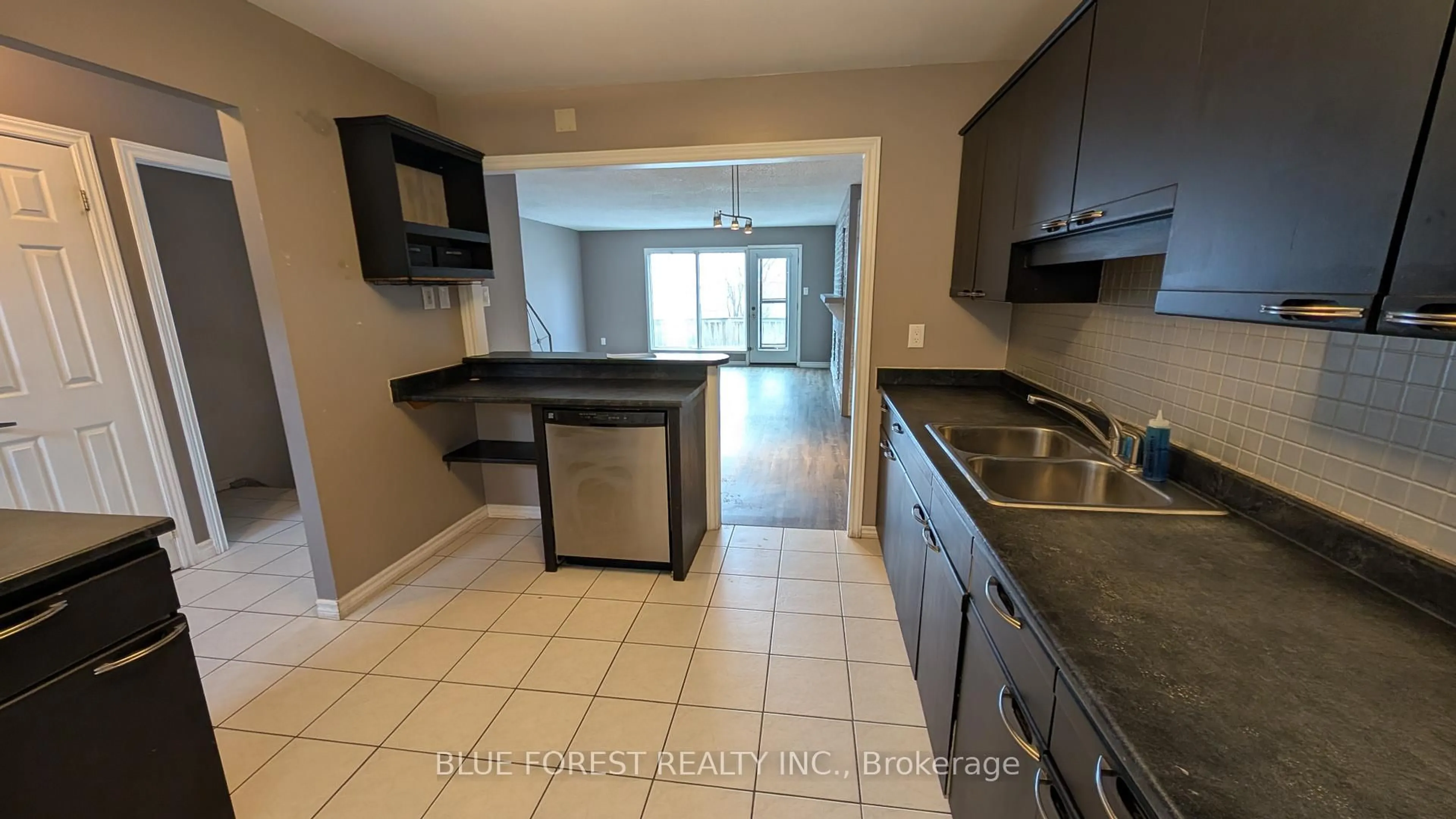 Unknown for 710 Wonderland Rd #8, London South Ontario N6K 1L8