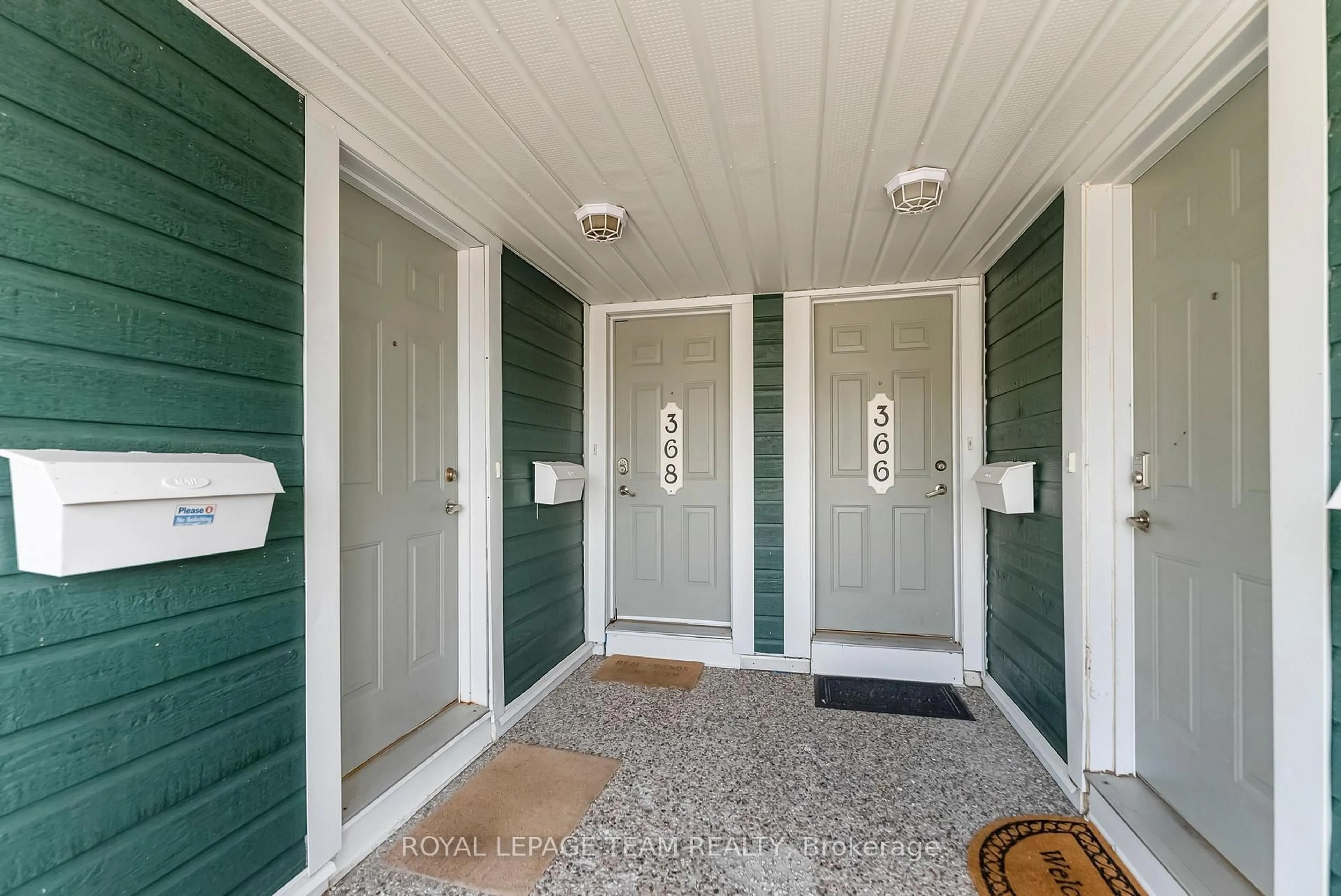 Indoor entryway for 368 Crownridge Dr, Kanata Ontario K2M 3A4