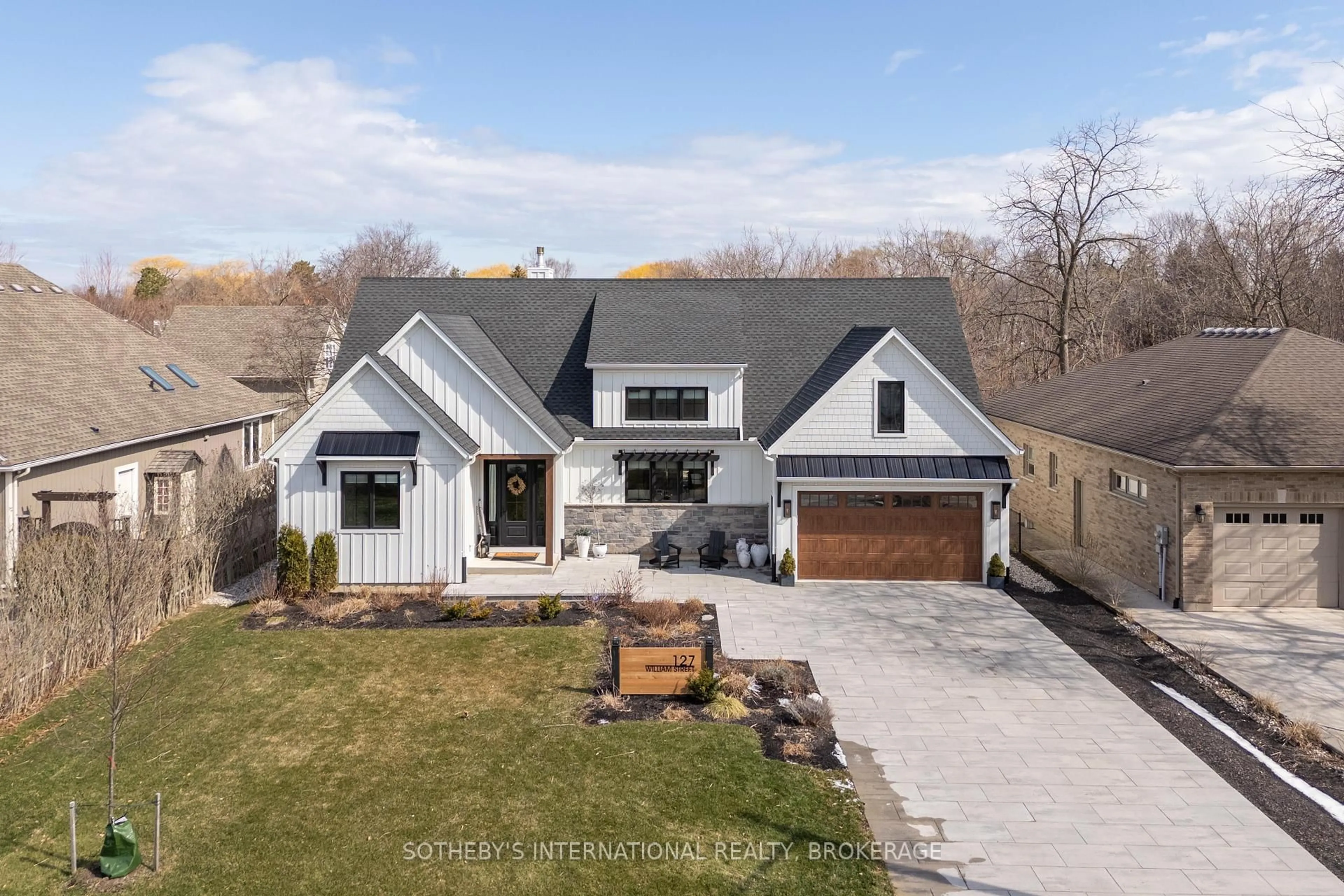 A pic from outside/outdoor area/front of a property/back of a property/a pic from drone, street for 127 William St, Niagara-on-the-Lake Ontario L0S 1J0