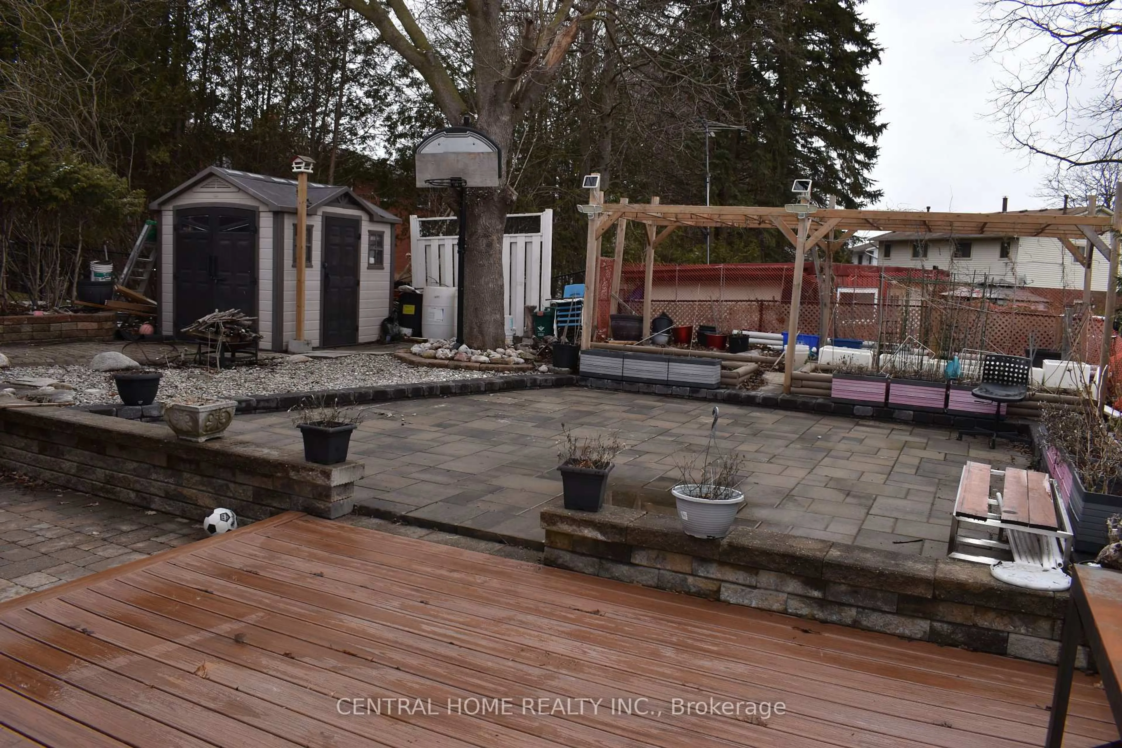 A pic from outside/outdoor area/front of a property/back of a property/a pic from drone, unknown for 100 Biehn Dr, Kitchener Ontario N2R 1M5