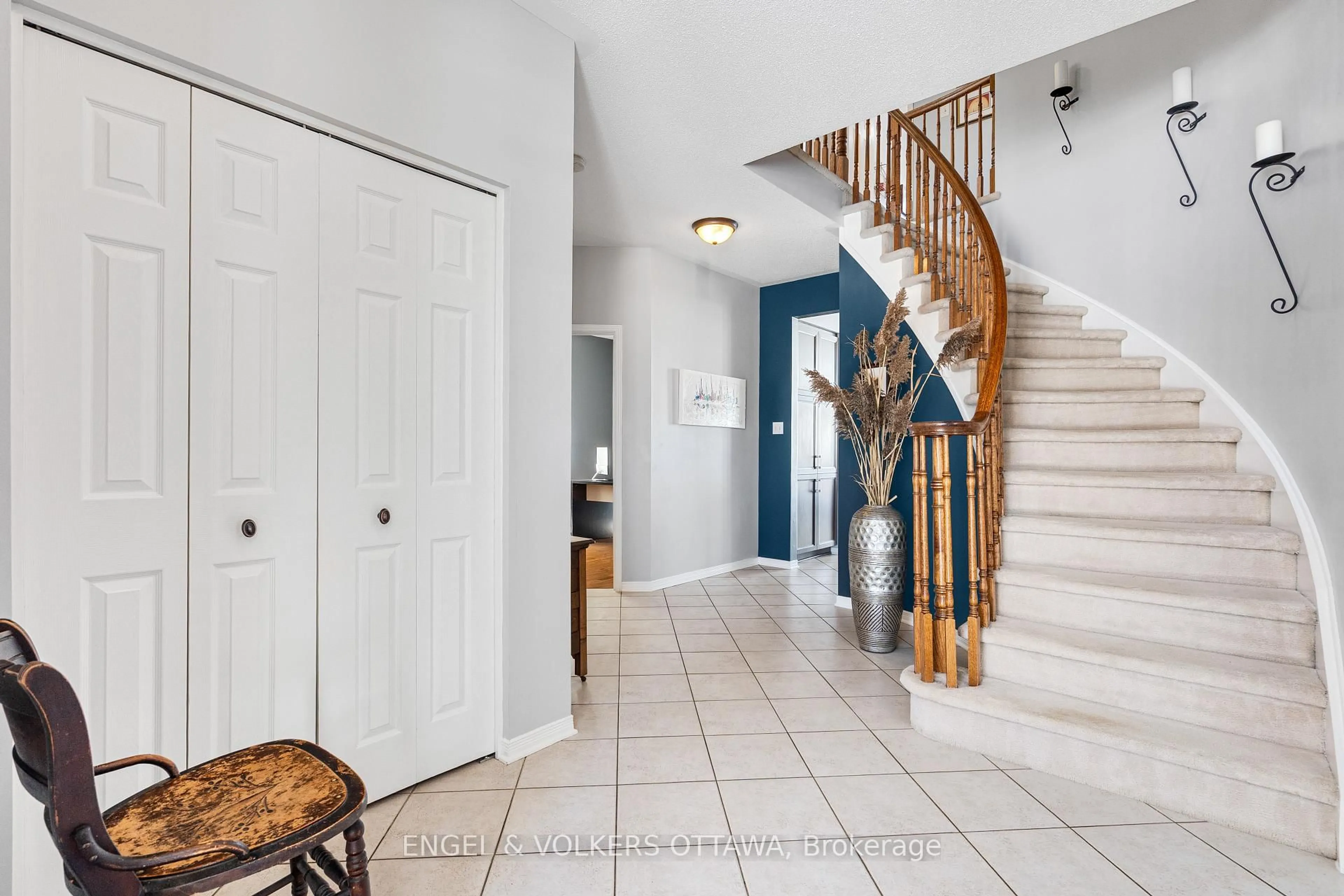 Indoor entryway for 1567 Winterport Way, Orleans Ontario K4A 4B9
