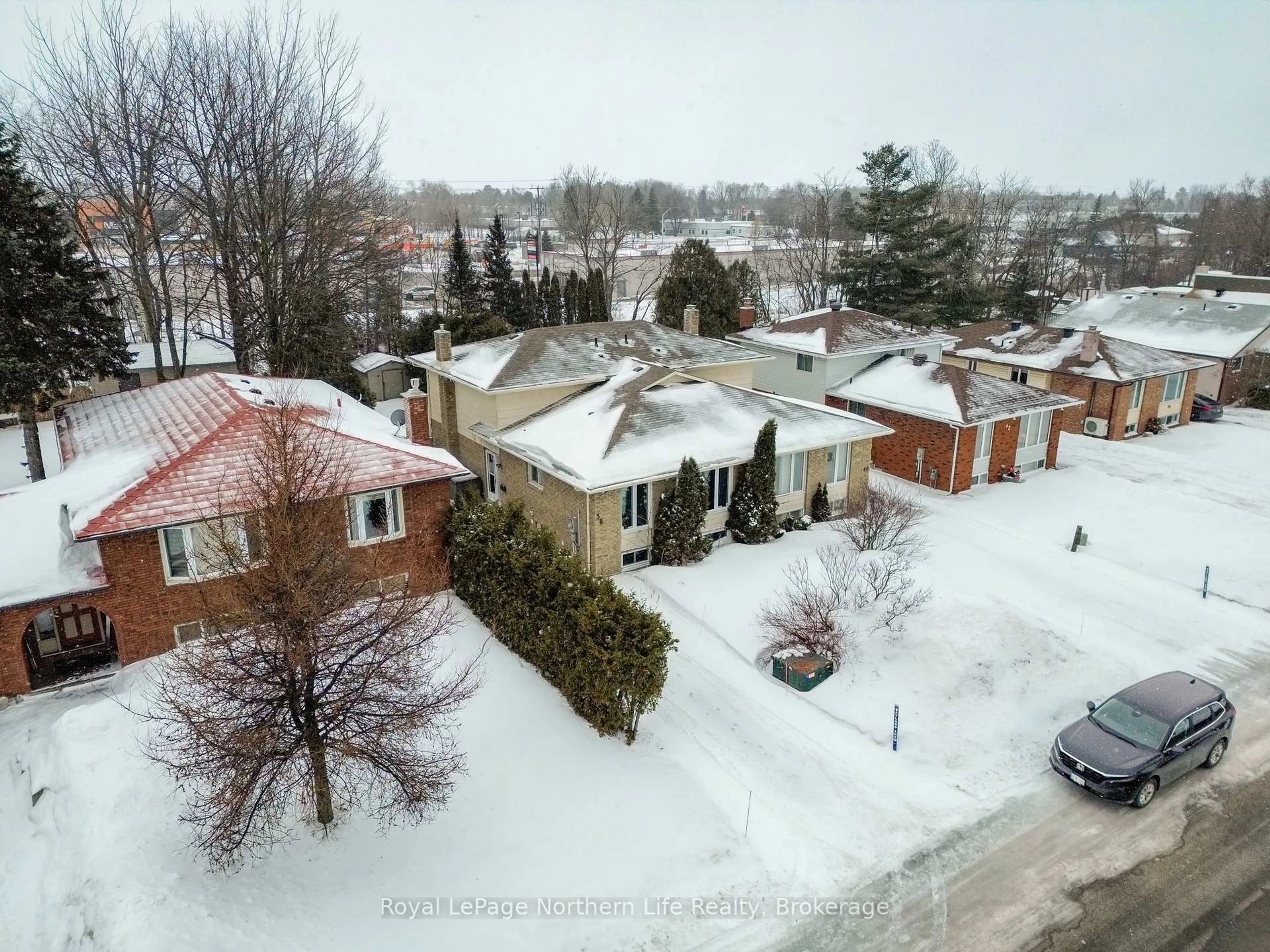 A pic from outside/outdoor area/front of a property/back of a property/a pic from drone, street for 38 Oakdale Rd, North Bay Ontario P1B 8Y8