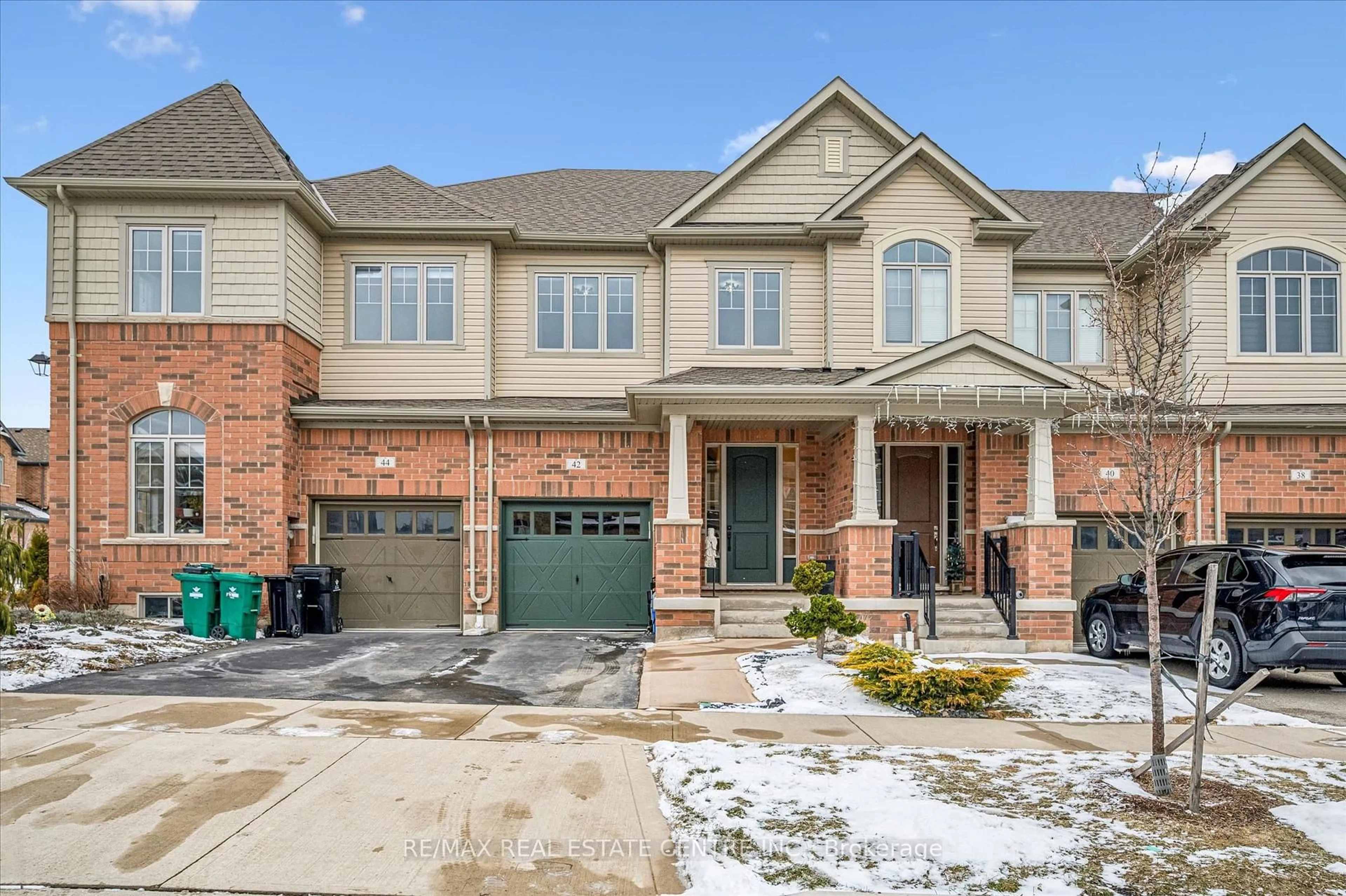Home with brick exterior material, street for 42 Stonehill Ave, Kitchener Ontario N2R 0N8