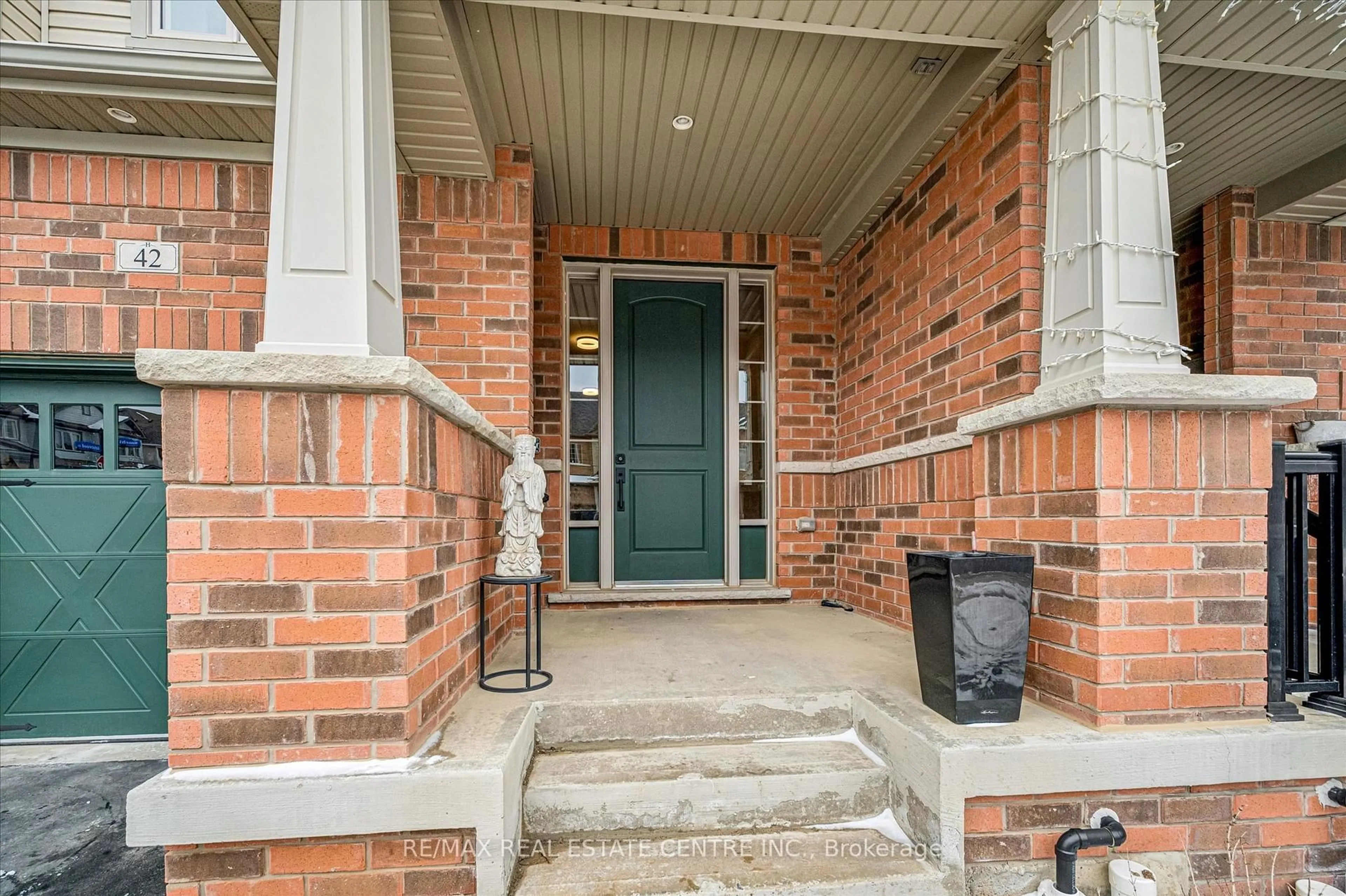 Indoor entryway for 42 Stonehill Ave, Kitchener Ontario N2R 0N8