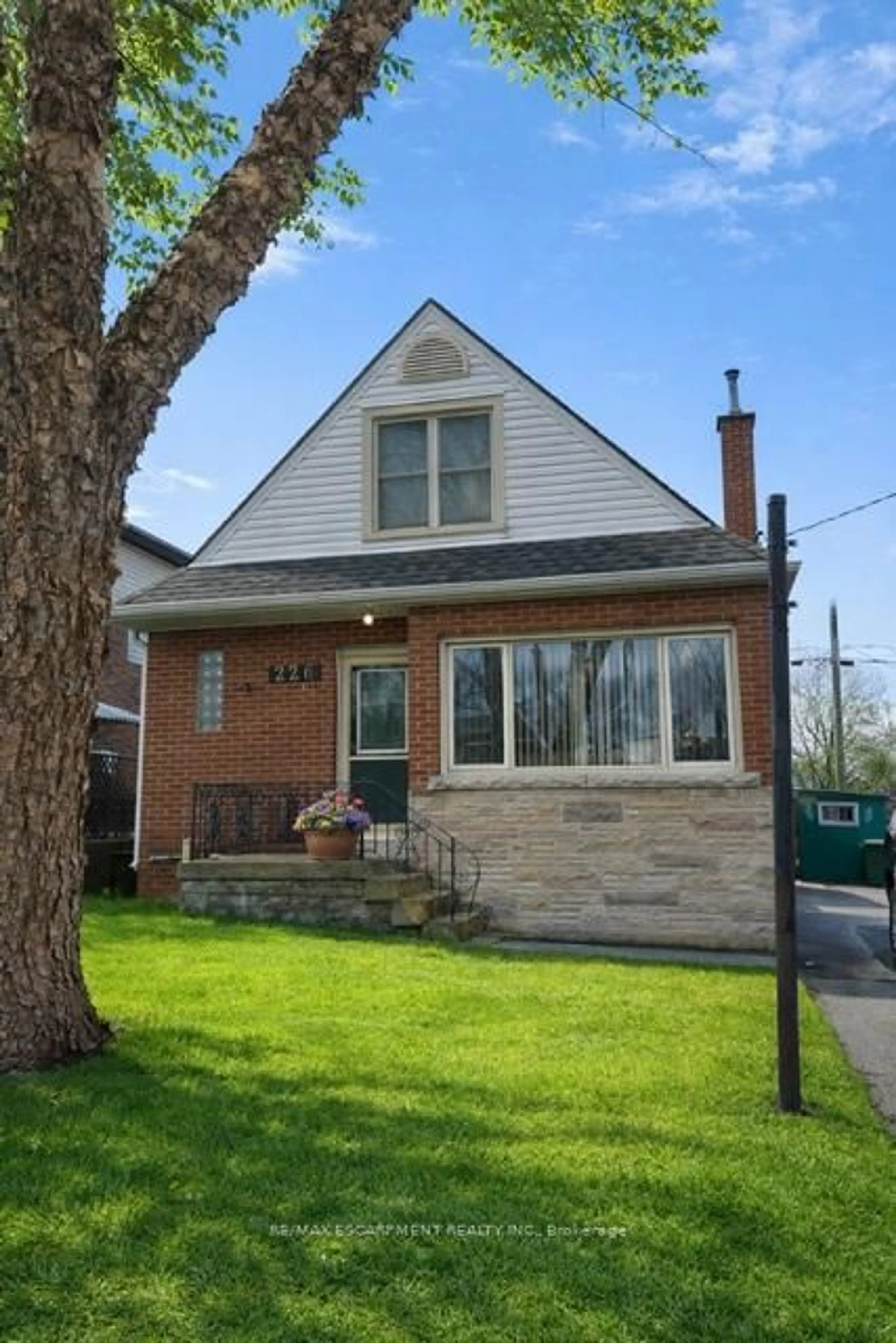 Home with brick exterior material, street for 226 Auburn Ave, Hamilton Ontario L8K 3B6
