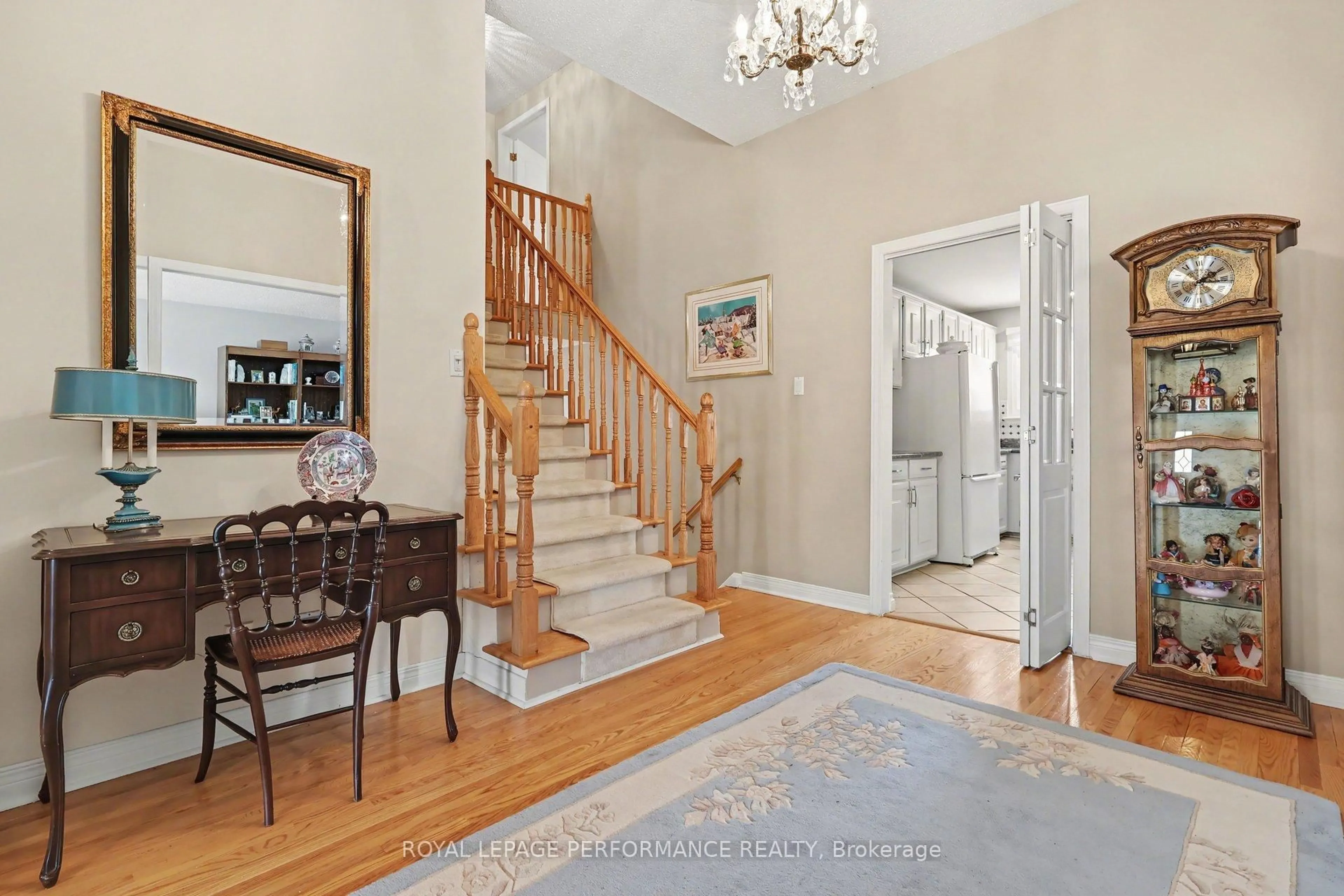 Indoor foyer for 10 Oakhurst Cres, Ottawa Ontario K1B 4A6