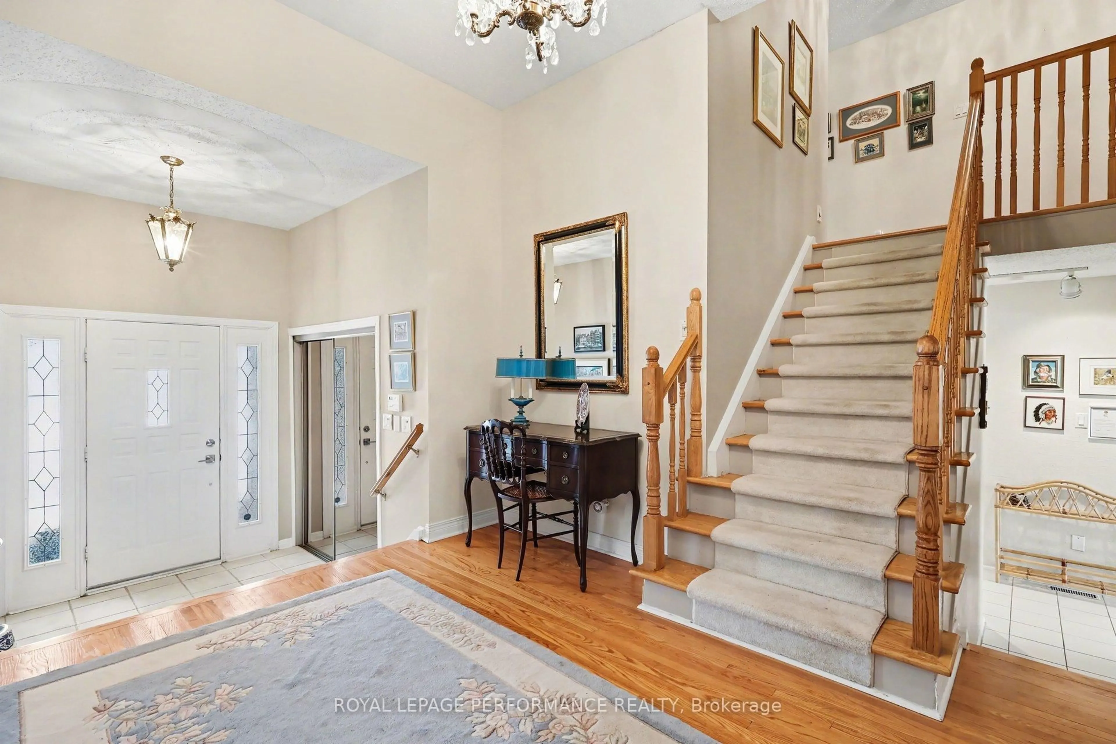 Indoor entryway for 10 Oakhurst Cres, Ottawa Ontario K1B 4A6